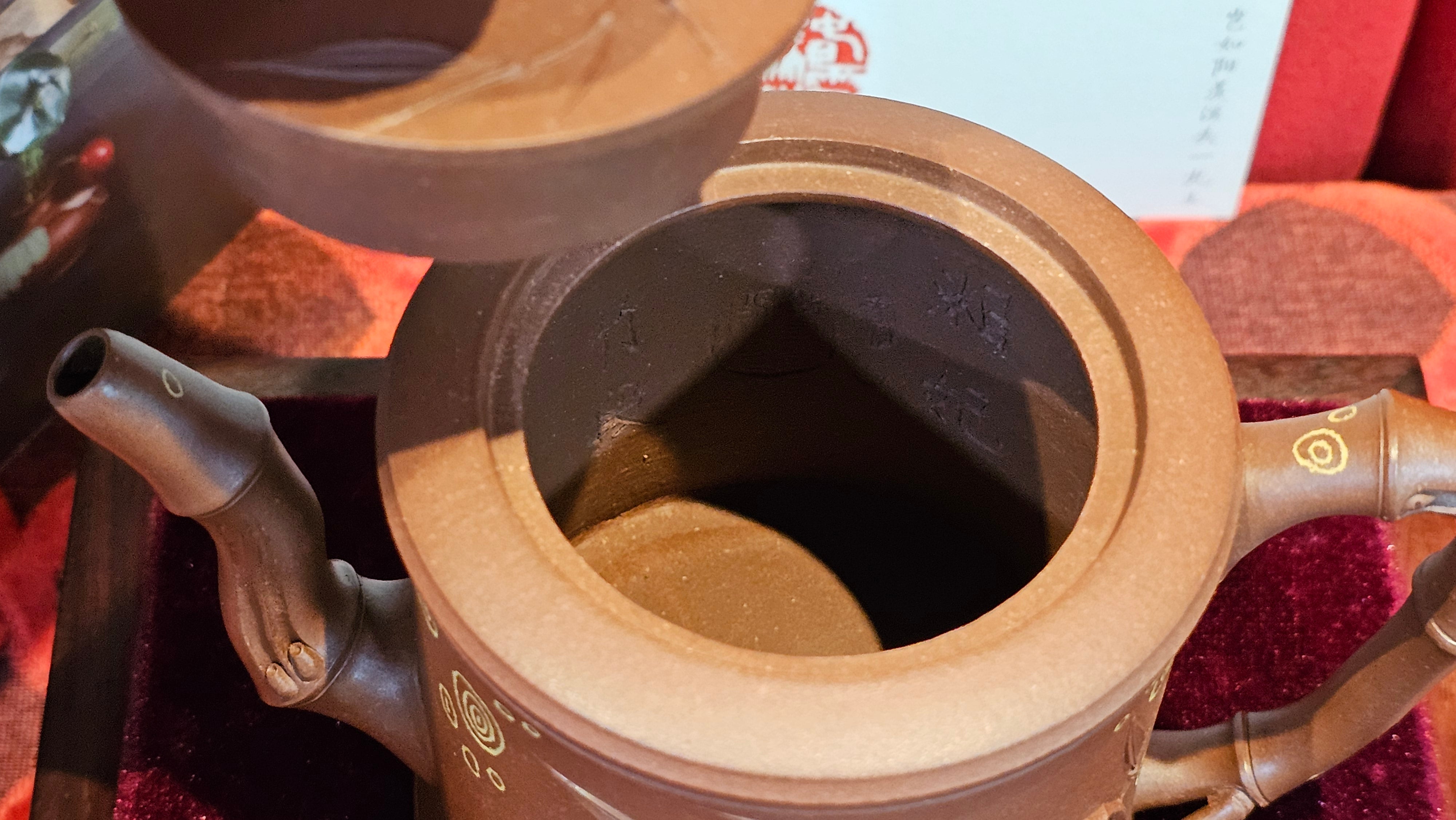 《湘妃竹段》"Xiang Fei Zhu Duan", 240.8ml, Di Cao Qing Zi Ni with Duan Ni Clay embellishments for the characteristic "Xiang Fei Bamboo" Patterns, by L4 Assoc Master Yu Chun Lei 俞春雷 ~ !Congratulations to Mr T.N., 1647hrs 3rd Aug 2025, Mississauga! Canada🇨🇦.