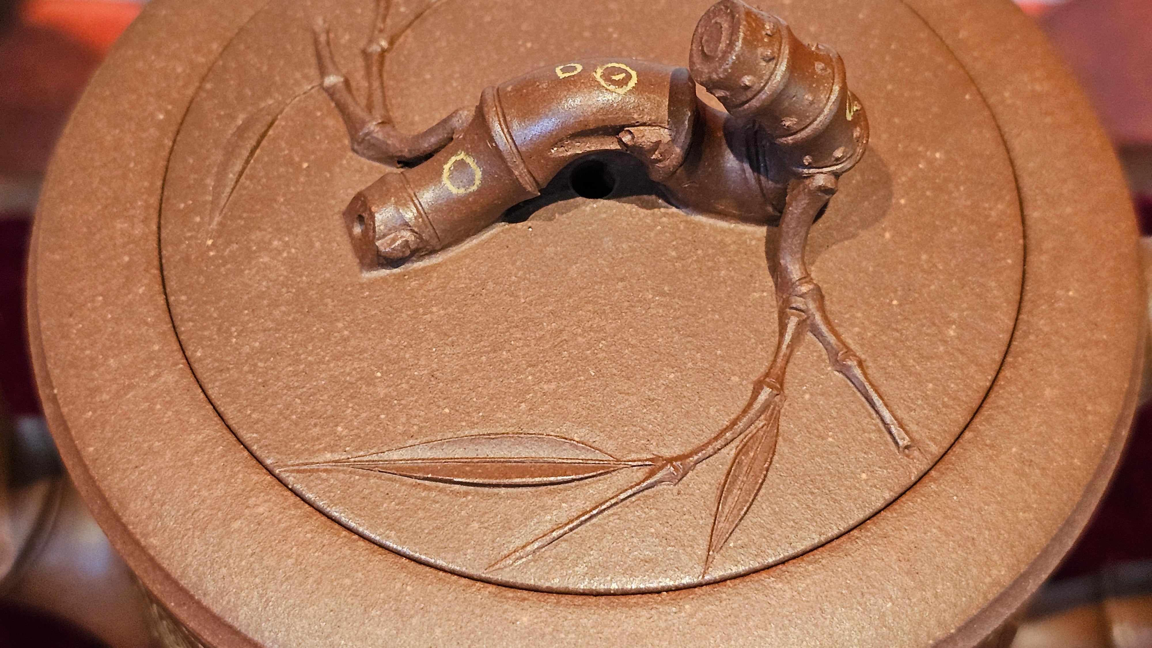 《湘妃竹段》"Xiang Fei Zhu Duan", 240.8ml, Di Cao Qing Zi Ni with Duan Ni Clay embellishments for the characteristic "Xiang Fei Bamboo" Patterns, by L4 Assoc Master Yu Chun Lei 俞春雷 ~ !Congratulations to Mr T.N., 1647hrs 3rd Aug 2025, Mississauga! Canada🇨🇦.