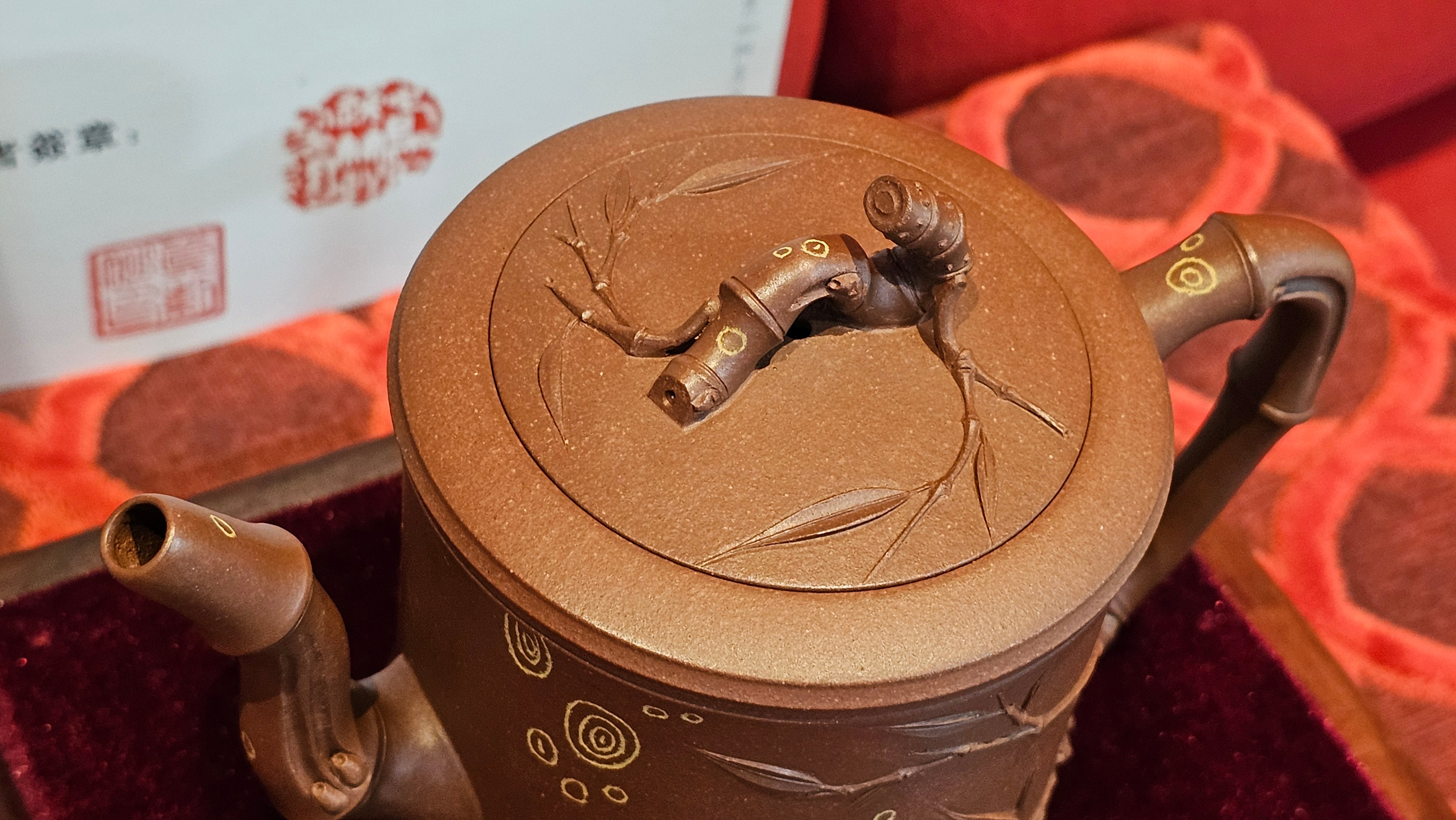 《湘妃竹段》"Xiang Fei Zhu Duan", 240.8ml, Di Cao Qing Zi Ni with Duan Ni Clay embellishments for the characteristic "Xiang Fei Bamboo" Patterns, by L4 Assoc Master Yu Chun Lei 俞春雷 ~ !Congratulations to Mr T.N., 1647hrs 3rd Aug 2025, Mississauga! Canada🇨🇦.