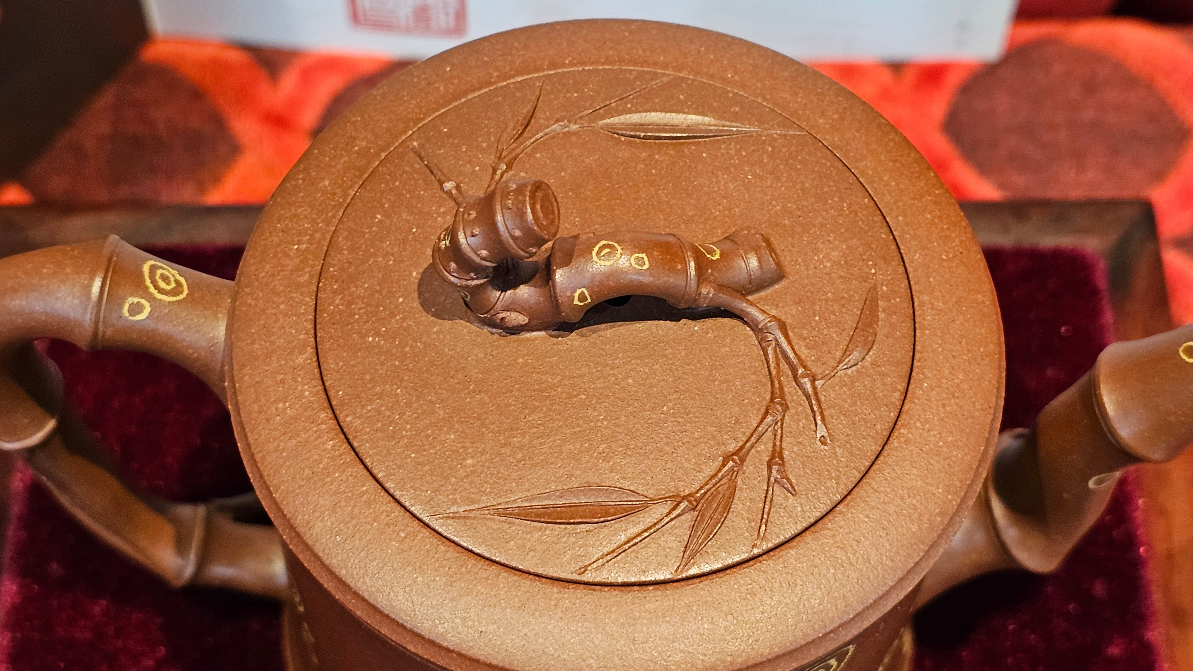 《湘妃竹段》"Xiang Fei Zhu Duan", 240.8ml, Di Cao Qing Zi Ni with Duan Ni Clay embellishments for the characteristic "Xiang Fei Bamboo" Patterns, by L4 Assoc Master Yu Chun Lei 俞春雷 ~ !Congratulations to Mr T.N., 1647hrs 3rd Aug 2025, Mississauga! Canada🇨🇦.