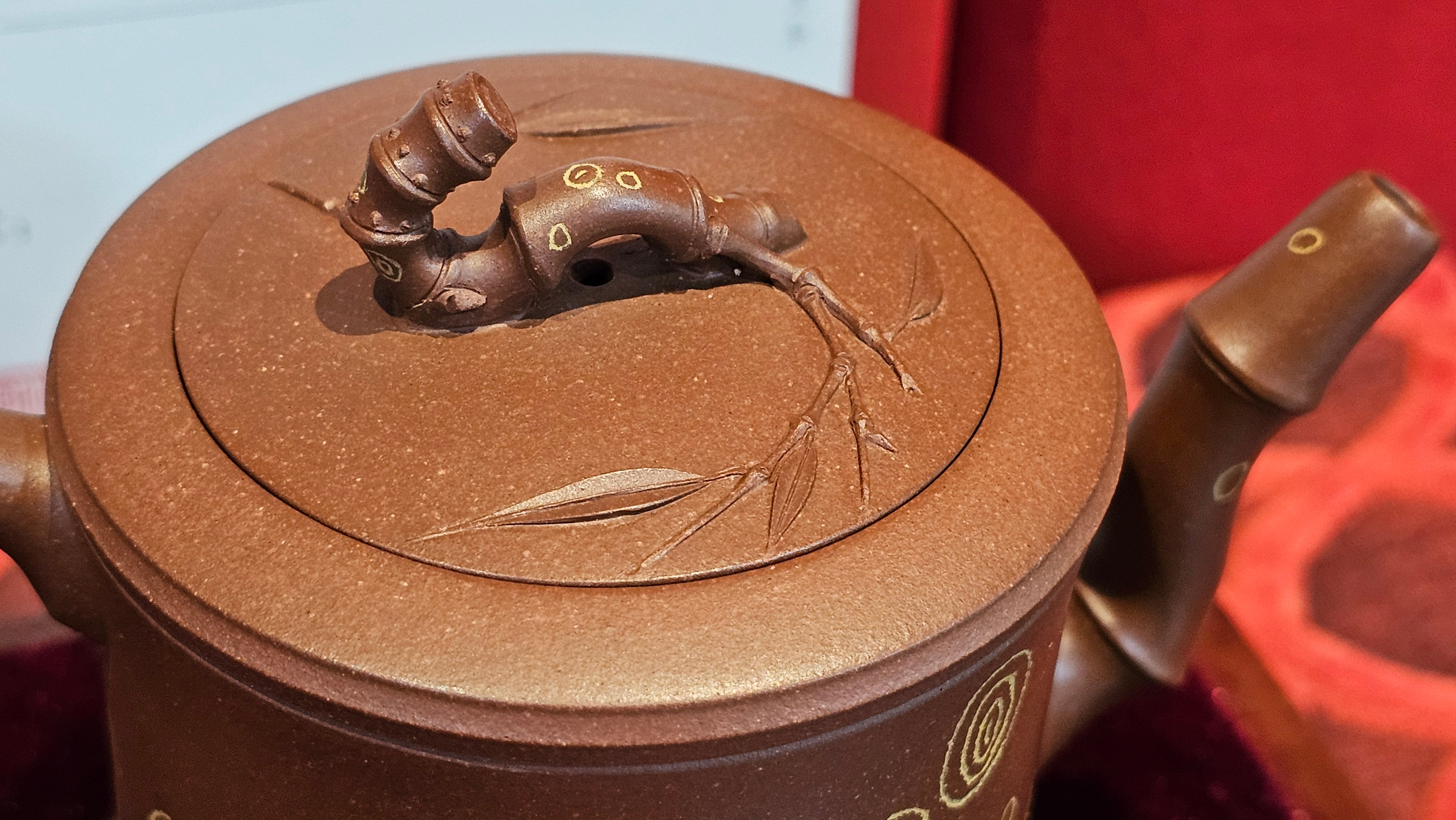 《湘妃竹段》"Xiang Fei Zhu Duan", 240.8ml, Di Cao Qing Zi Ni with Duan Ni Clay embellishments for the characteristic "Xiang Fei Bamboo" Patterns, by L4 Assoc Master Yu Chun Lei 俞春雷 ~ !Congratulations to Mr T.N., 1647hrs 3rd Aug 2025, Mississauga! Canada🇨🇦.