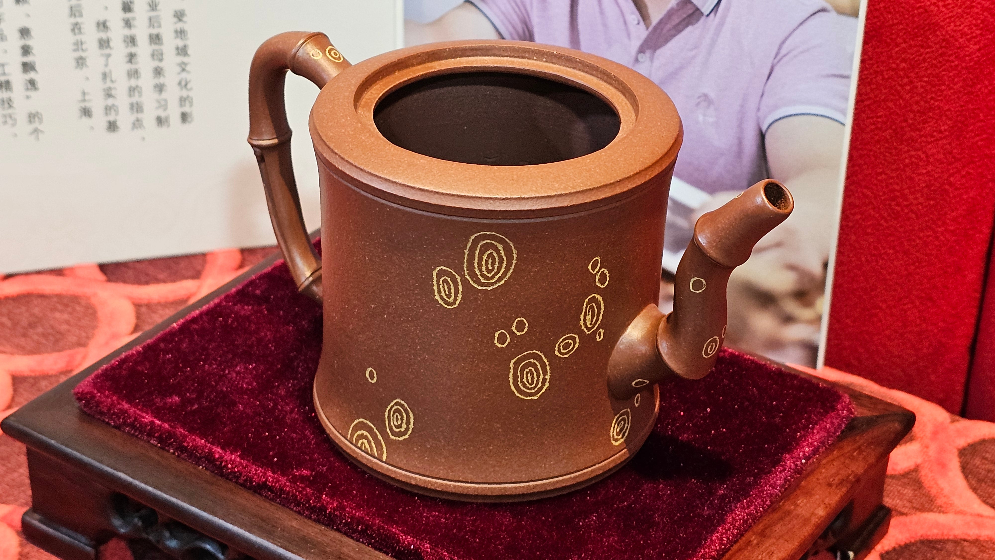 《湘妃竹段》"Xiang Fei Zhu Duan", 240.8ml, Di Cao Qing Zi Ni with Duan Ni Clay embellishments for the characteristic "Xiang Fei Bamboo" Patterns, by L4 Assoc Master Yu Chun Lei 俞春雷 ~ !Congratulations to Mr T.N., 1647hrs 3rd Aug 2025, Mississauga! Canada🇨🇦.