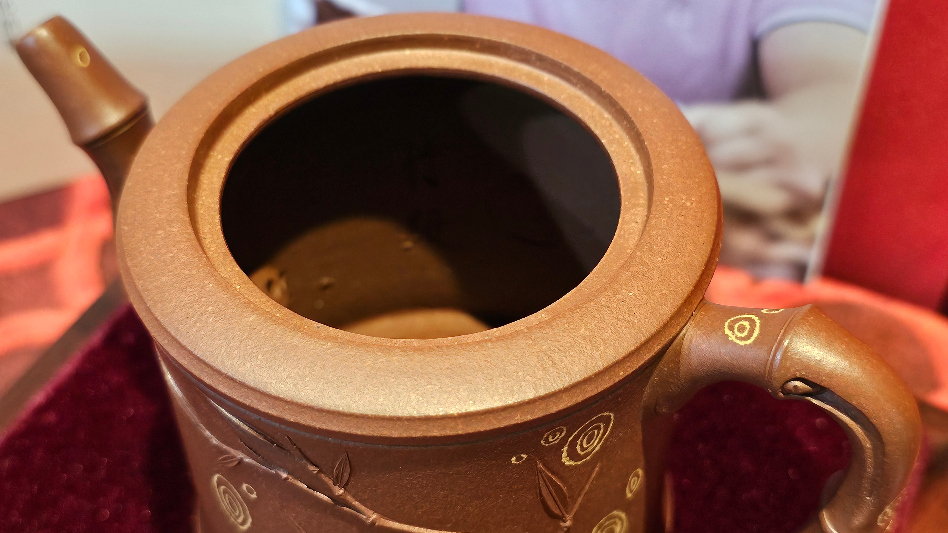 《湘妃竹段》"Xiang Fei Zhu Duan", 240.8ml, Di Cao Qing Zi Ni with Duan Ni Clay embellishments for the characteristic "Xiang Fei Bamboo" Patterns, by L4 Assoc Master Yu Chun Lei 俞春雷 ~ !Congratulations to Mr T.N., 1647hrs 3rd Aug 2025, Mississauga! Canada🇨🇦.