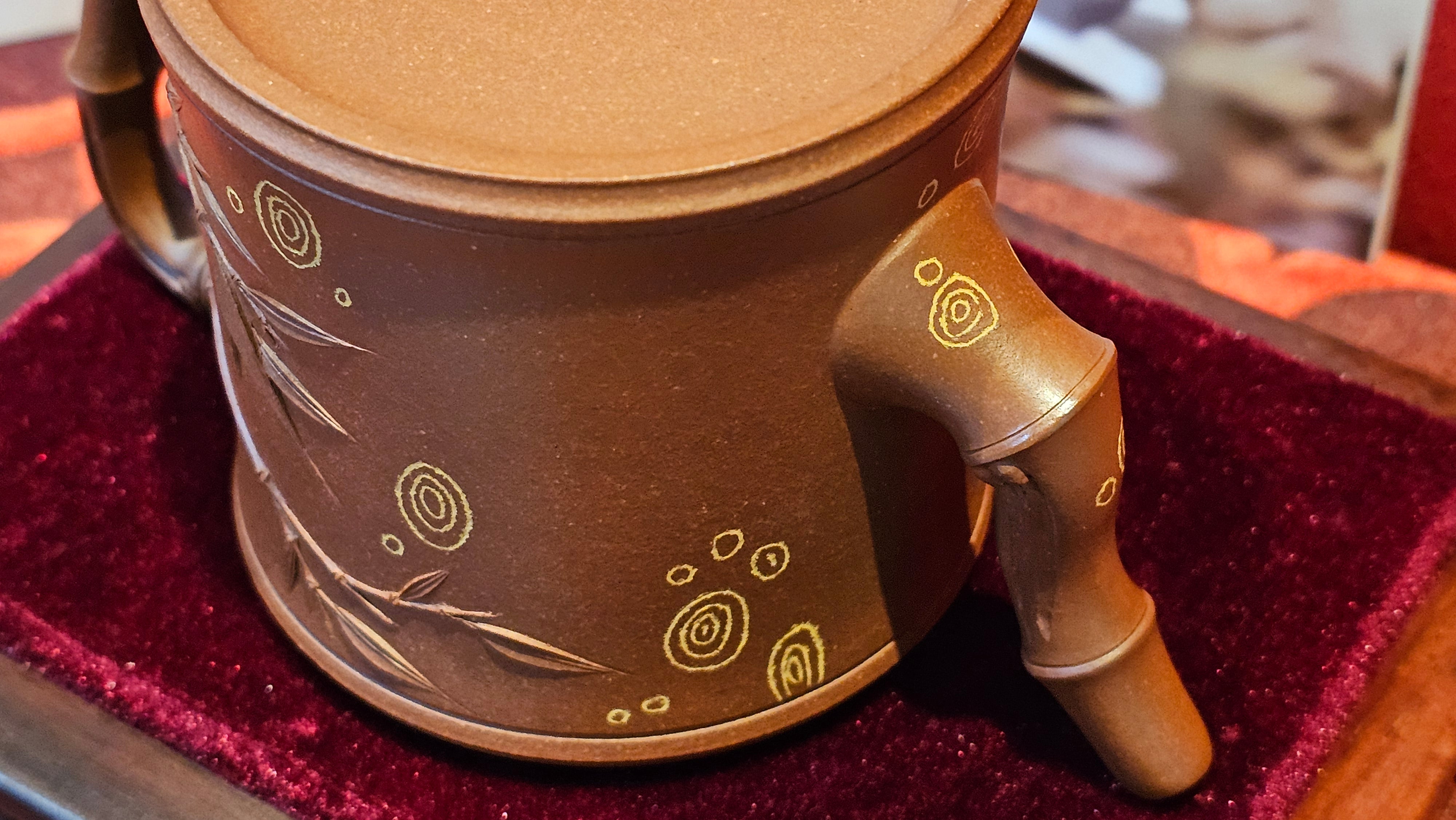 《湘妃竹段》"Xiang Fei Zhu Duan", 240.8ml, Di Cao Qing Zi Ni with Duan Ni Clay embellishments for the characteristic "Xiang Fei Bamboo" Patterns, by L4 Assoc Master Yu Chun Lei 俞春雷 ~ !Congratulations to Mr T.N., 1647hrs 3rd Aug 2025, Mississauga! Canada🇨🇦.