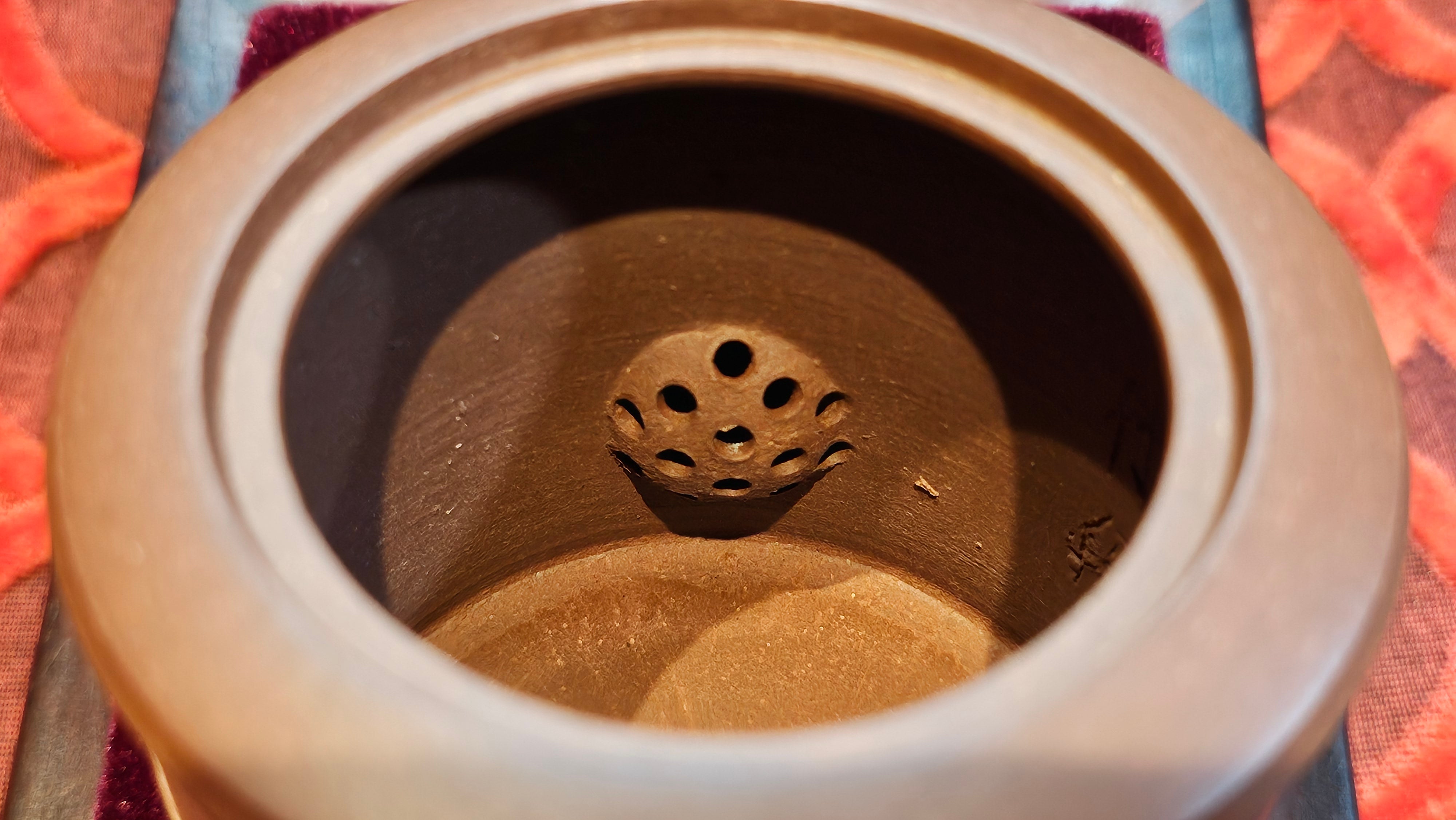 《湘妃竹段》"Xiang Fei Zhu Duan", 240.8ml, Di Cao Qing Zi Ni with Duan Ni Clay embellishments for the characteristic "Xiang Fei Bamboo" Patterns, by L4 Assoc Master Yu Chun Lei 俞春雷 ~ !Congratulations to Mr T.N., 1647hrs 3rd Aug 2025, Mississauga! Canada🇨🇦.