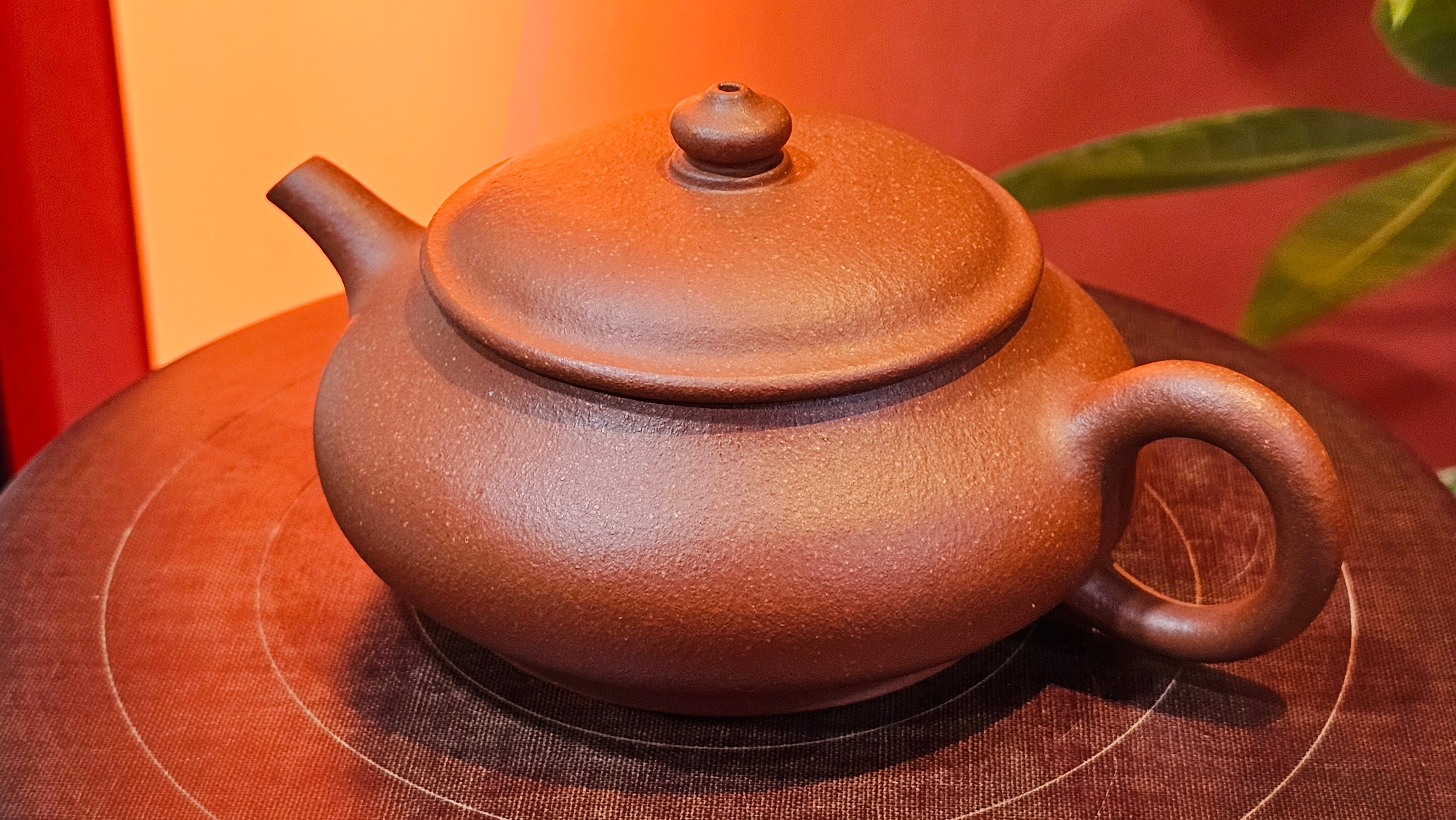 Ming Lu 明炉, 149.6ml, Hong Jiang Po Ni 红降坡泥, by our Collaborative Craftsman Chen Gui Zhi 陈桂枝。(Red JiangPoNi is rarer than Yellow JiangPoNi, XiaoMeiYao ZhuNi & ZhaoZhuang ZhuNi) ~ Congratulations to Prof J.! 2129hrs 5th August 2025, Bowie, MD.