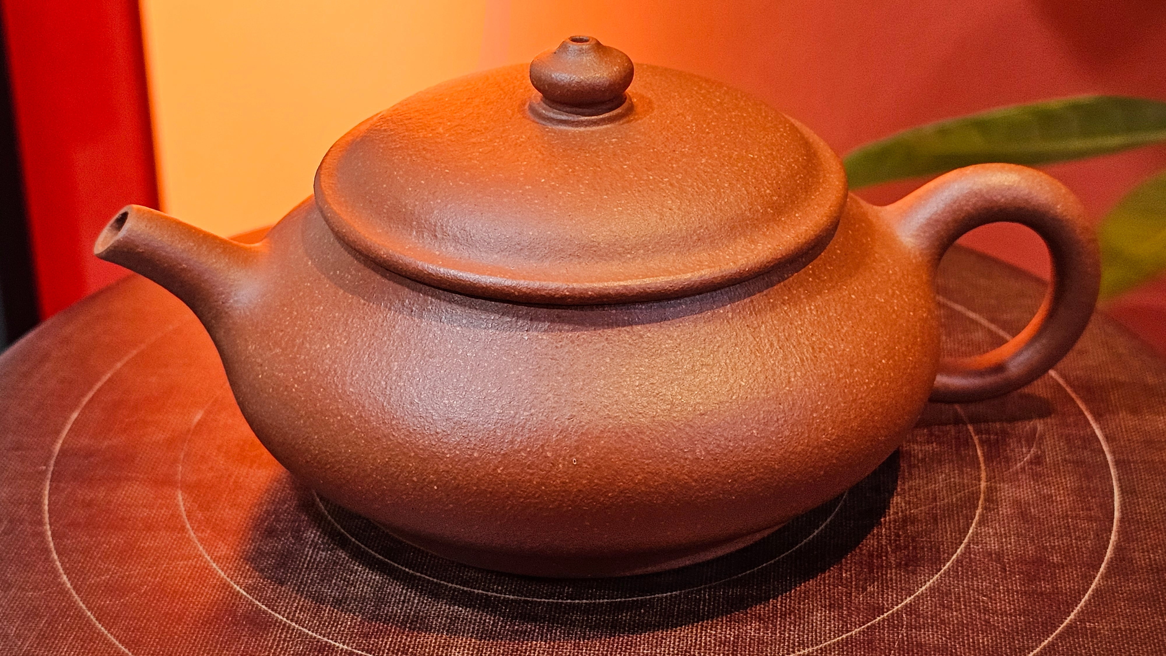 Ming Lu 明炉, 149.6ml, Hong Jiang Po Ni 红降坡泥, by our Collaborative Craftsman Chen Gui Zhi 陈桂枝。(Red JiangPoNi is rarer than Yellow JiangPoNi, XiaoMeiYao ZhuNi & ZhaoZhuang ZhuNi) ~ Congratulations to Prof J.! 2129hrs 5th August 2025, Bowie, MD.