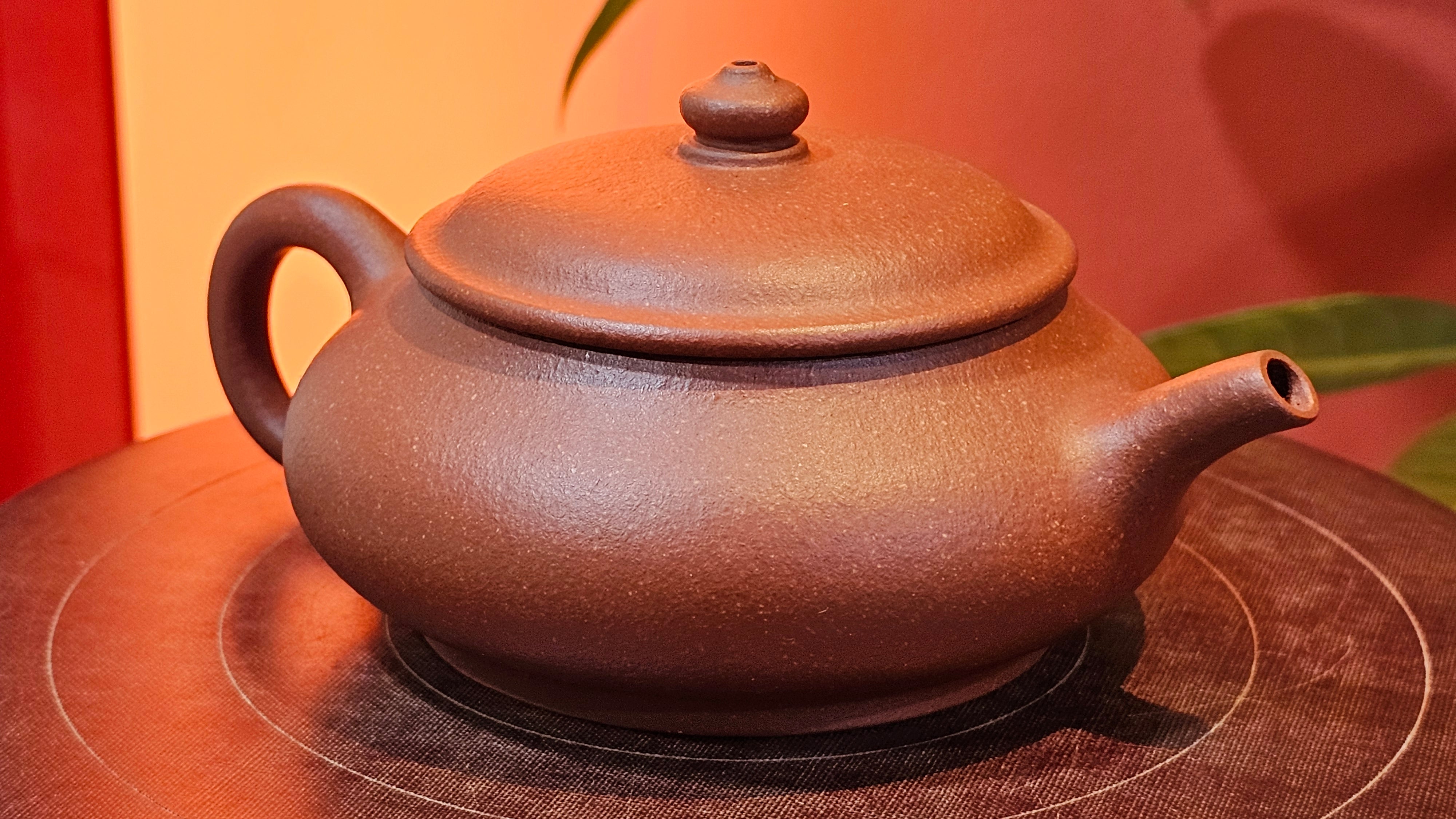 Ming Lu 明炉, 149.6ml, Hong Jiang Po Ni 红降坡泥, by our Collaborative Craftsman Chen Gui Zhi 陈桂枝。(Red JiangPoNi is rarer than Yellow JiangPoNi, XiaoMeiYao ZhuNi & ZhaoZhuang ZhuNi) ~ Congratulations to Prof J.! 2129hrs 5th August 2025, Bowie, MD.