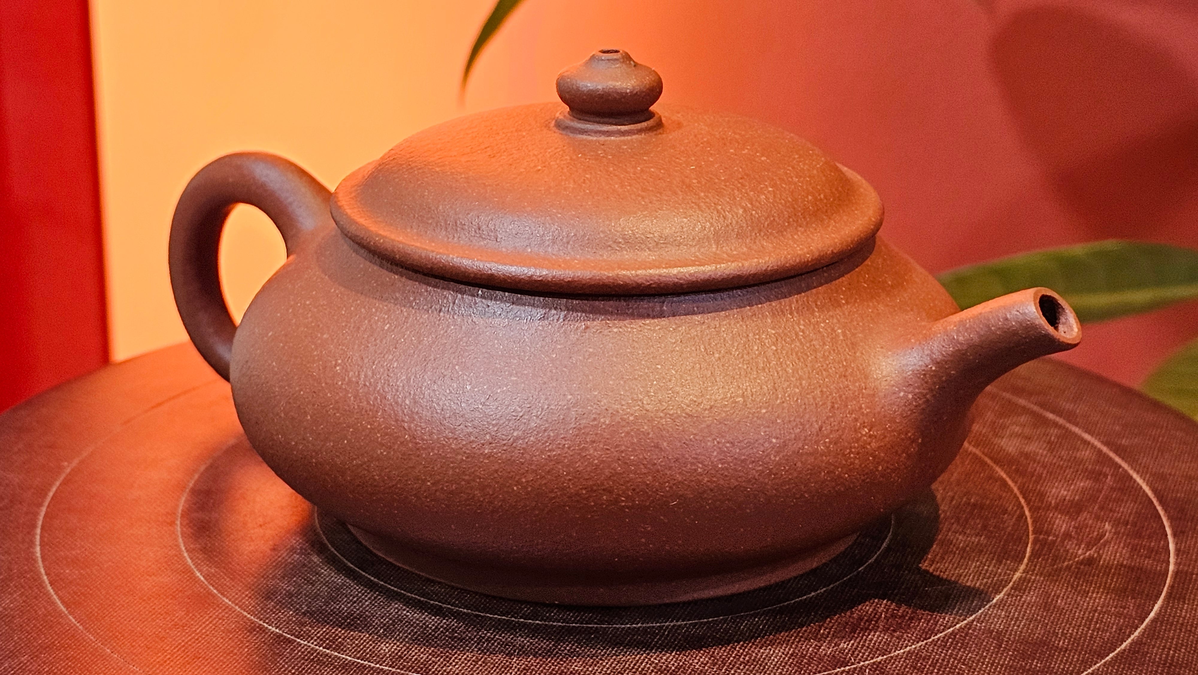 Ming Lu 明炉, 149.6ml, Hong Jiang Po Ni 红降坡泥, by our Collaborative Craftsman Chen Gui Zhi 陈桂枝。(Red JiangPoNi is rarer than Yellow JiangPoNi, XiaoMeiYao ZhuNi & ZhaoZhuang ZhuNi) ~ Congratulations to Prof J.! 2129hrs 5th August 2025, Bowie, MD.