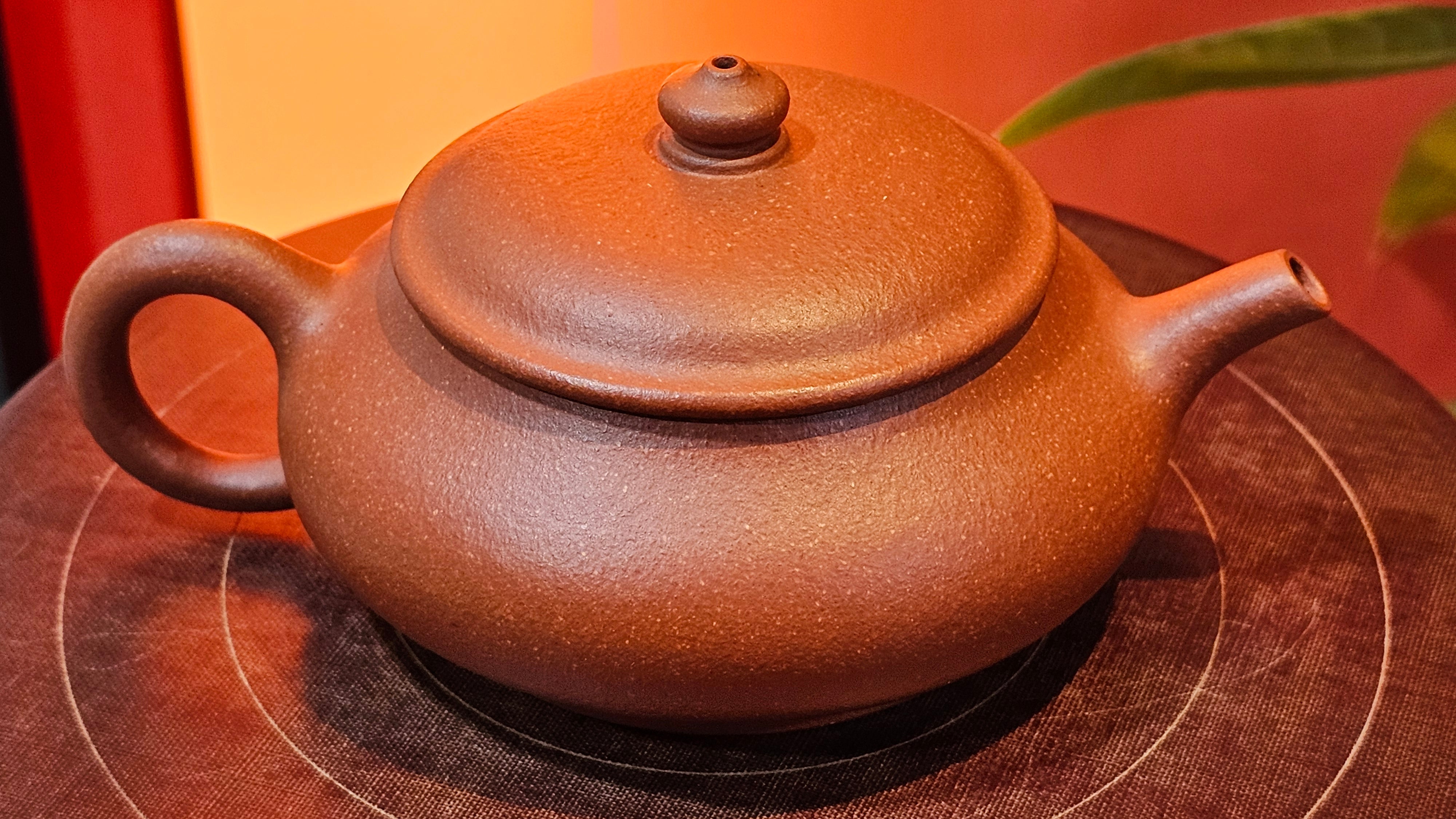 Ming Lu 明炉, 149.6ml, Hong Jiang Po Ni 红降坡泥, by our Collaborative Craftsman Chen Gui Zhi 陈桂枝。(Red JiangPoNi is rarer than Yellow JiangPoNi, XiaoMeiYao ZhuNi & ZhaoZhuang ZhuNi) ~ Congratulations to Prof J.! 2129hrs 5th August 2025, Bowie, MD.