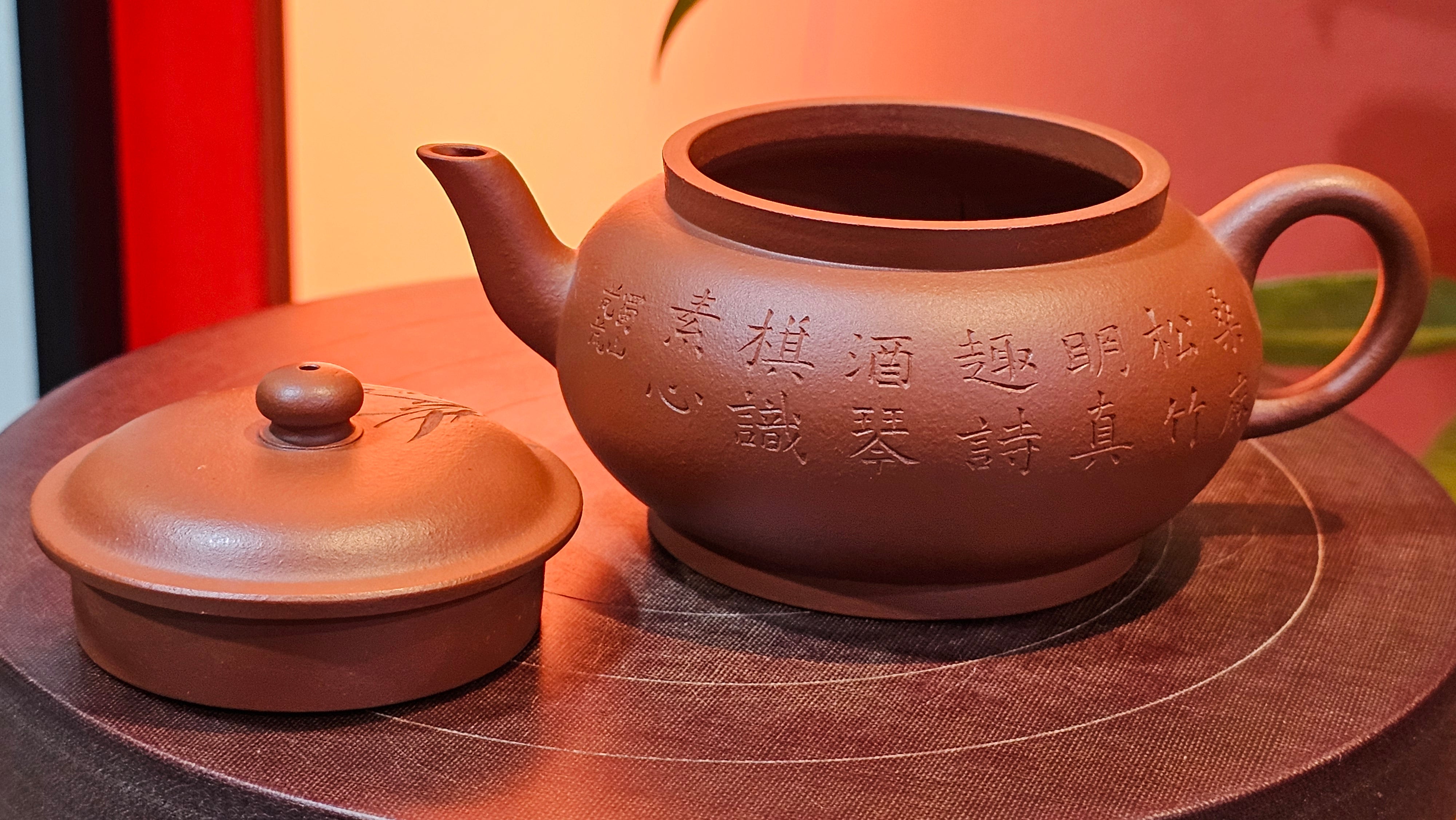 Qing Shi Gong Deng《清式宫灯》, 140.8ml, Xiao Hong Ni 小红泥, by our Craftsman Zhang Huan 张欢, Engraving by Craftsman Pe'eng Pe'eng 芃芃 ~ Congratulations to Mr J.G.! 2129hrs 10th August 2025, Sydney, Australia🇦🇺!