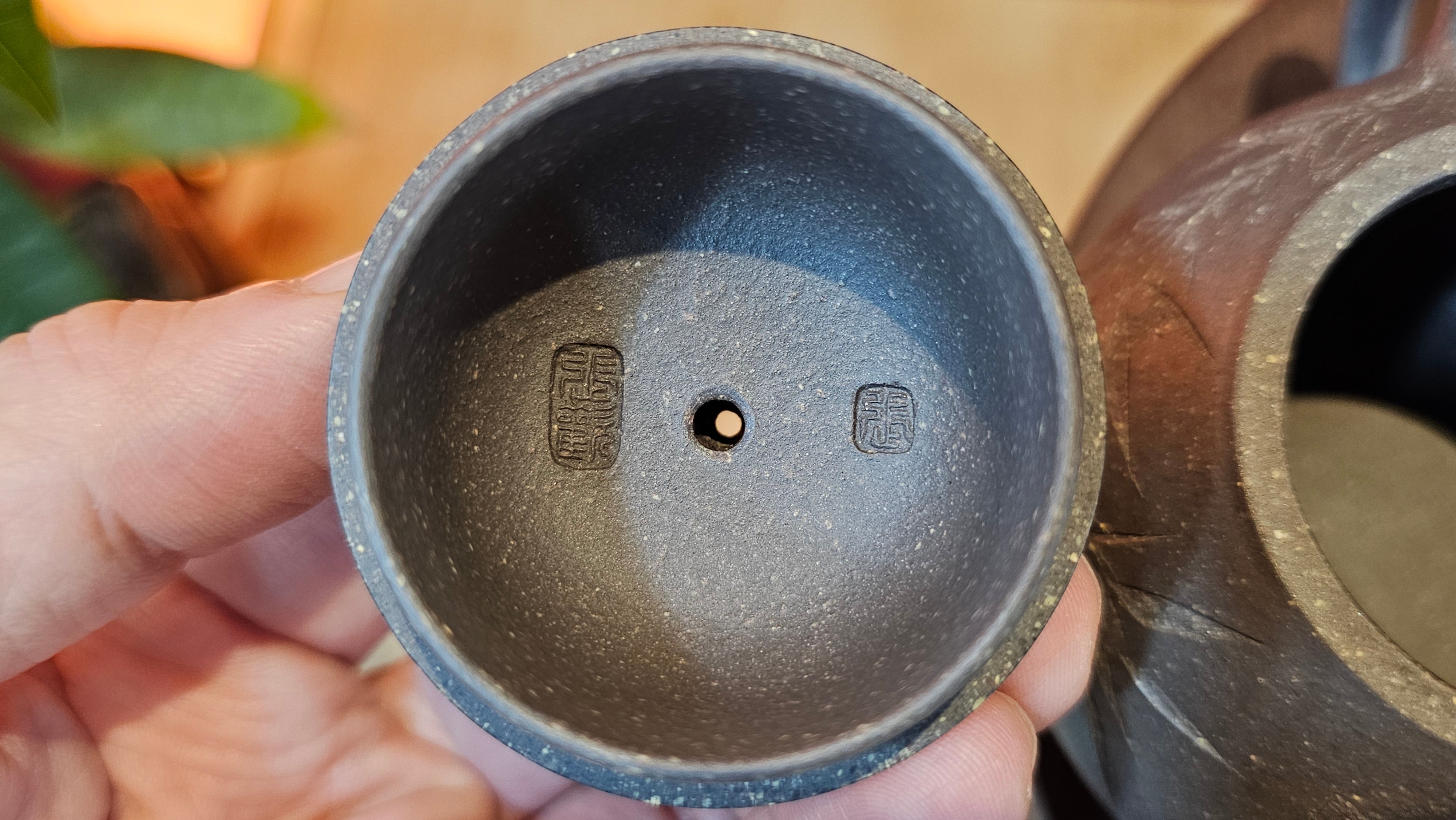 Du Zhi Hu《笃志壶》, 171.9ml, Hei Zi Ni 黑紫泥, by our Craftsman Zhang Huan 张欢, Calligraphy and Bamboo Engraving by Craftsman Yi Cheng 逸成 ~ !Congratulations to Ms M.L.!!1011hrs 8th August 2025, Phoenix, AZ!