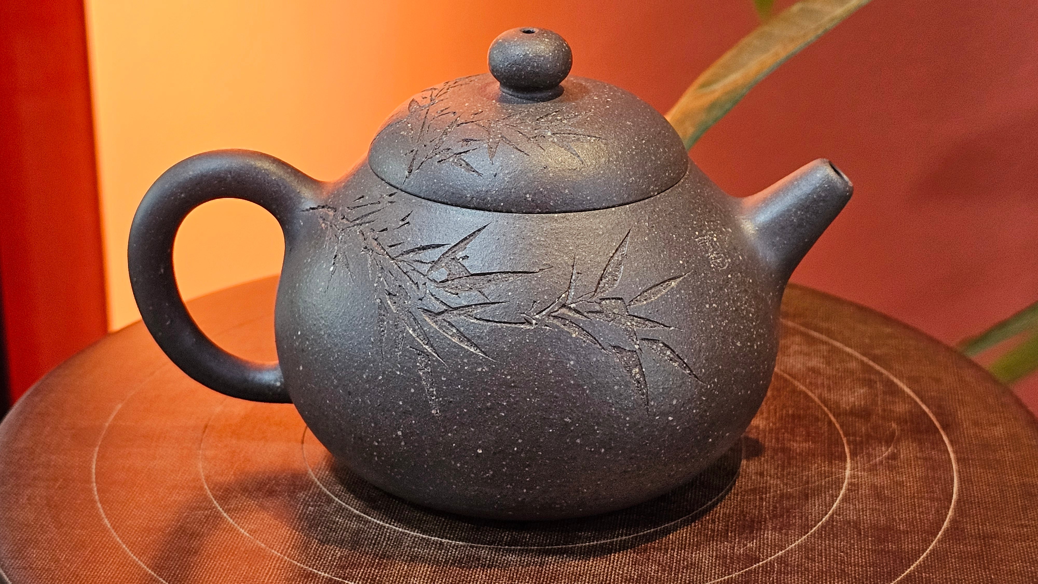 Du Zhi Hu《笃志壶》, 171.9ml, Hei Zi Ni 黑紫泥, by our Craftsman Zhang Huan 张欢, Calligraphy and Bamboo Engraving by Craftsman Yi Cheng 逸成 ~ !Congratulations to Ms M.L.!!1011hrs 8th August 2025, Phoenix, AZ!
