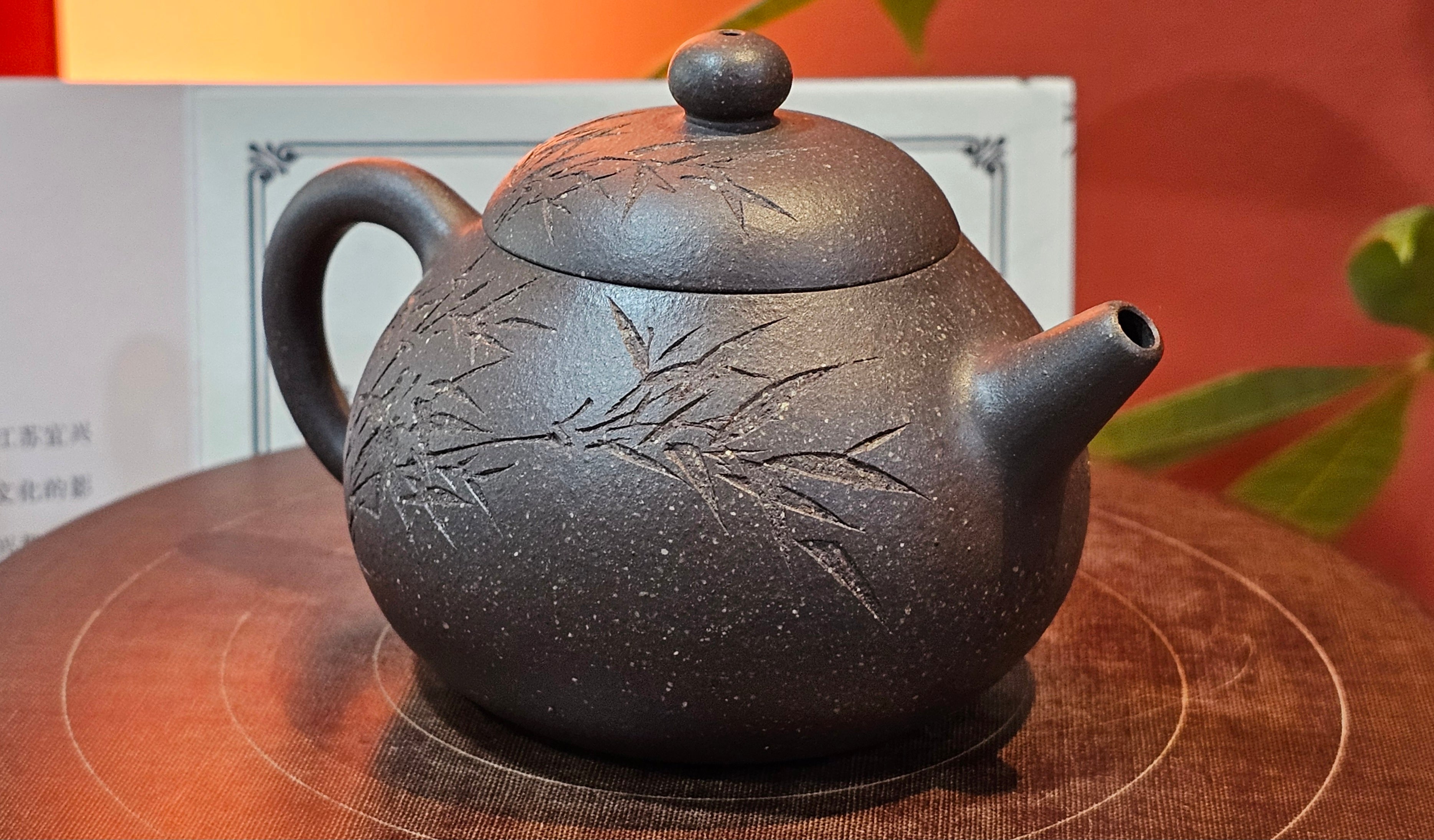Du Zhi Hu《笃志壶》, 173.8ml, Hei Zi Ni 黑紫泥, by our Craftsman Zhang Huan 张欢, Calligraphy and Bamboo Engraving by Craftsman Yi Cheng 逸成 ~ Congratulations!to Ms A.R.! 1927hrs 8th August 2025! Ipswich, England🇬🇧.