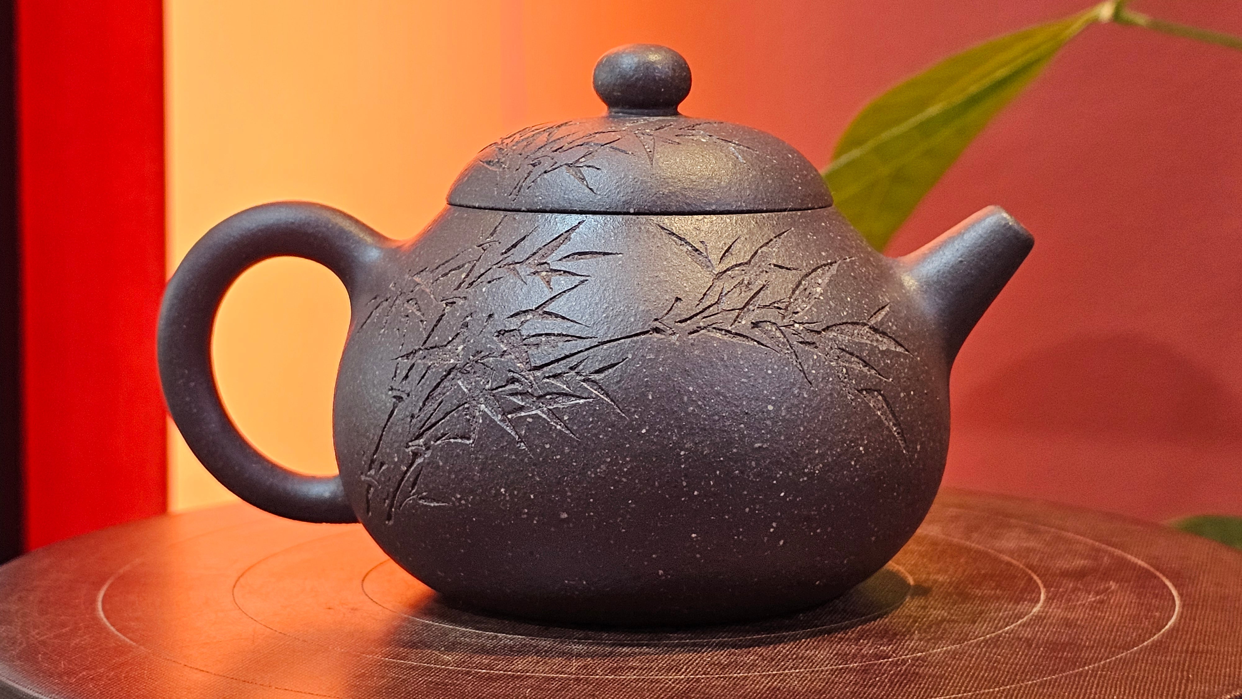 Du Zhi Hu《笃志壶》, 173.8ml, Hei Zi Ni 黑紫泥, by our Craftsman Zhang Huan 张欢, Calligraphy and Bamboo Engraving by Craftsman Yi Cheng 逸成 ~ Congratulations!to Ms A.R.! 1927hrs 8th August 2025! Ipswich, England🇬🇧.