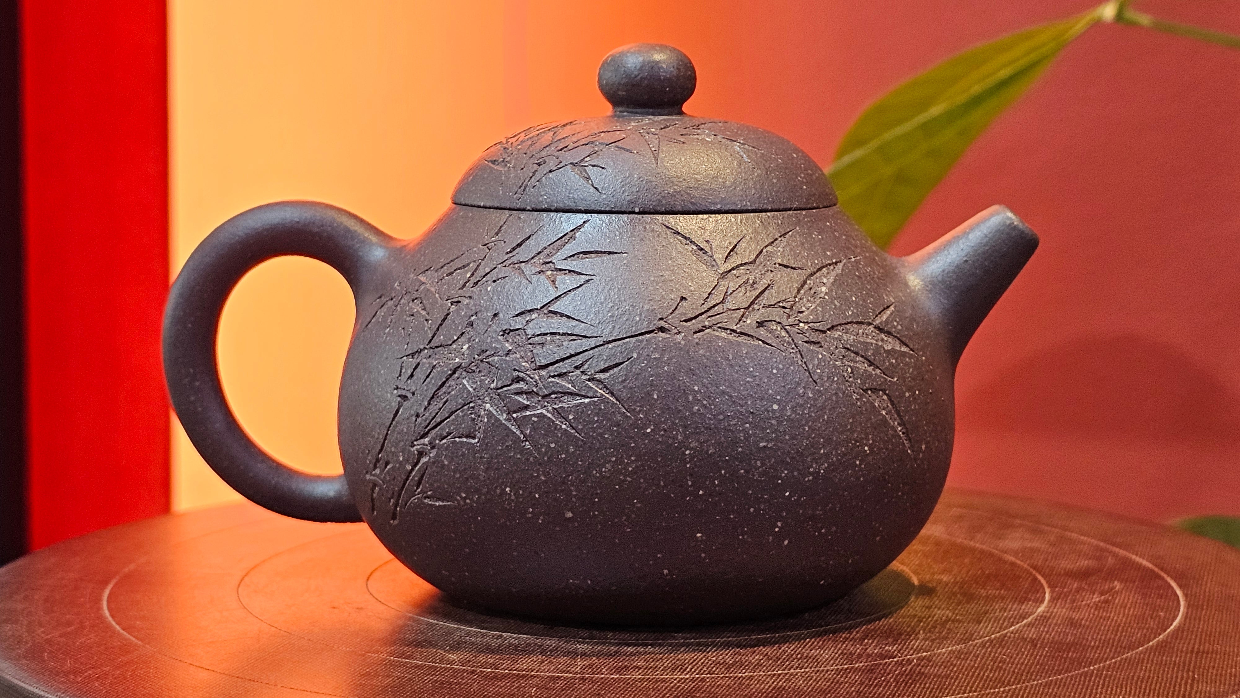 Du Zhi Hu《笃志壶》, 173.8ml, Hei Zi Ni 黑紫泥, by our Craftsman Zhang Huan 张欢, Calligraphy and Bamboo Engraving by Craftsman Yi Cheng 逸成 ~ Congratulations!to Ms A.R.! 1927hrs 8th August 2025! Ipswich, England🇬🇧.