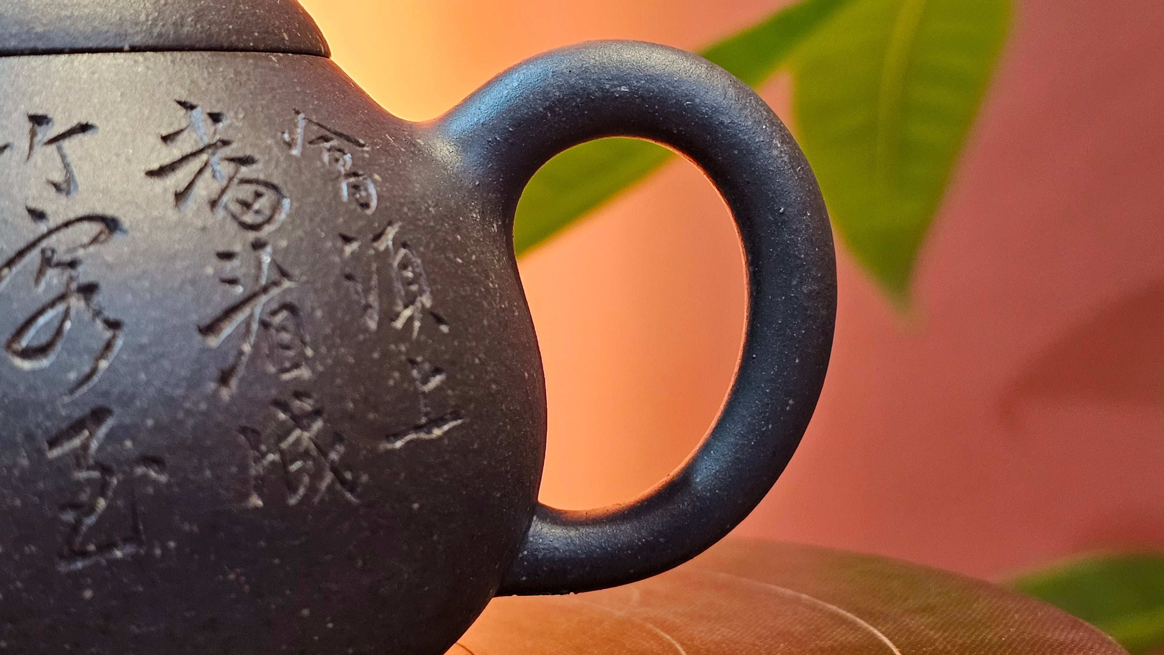 Du Zhi Hu《笃志壶》, 171.9ml, Hei Zi Ni 黑紫泥, by our Craftsman Zhang Huan 张欢, Calligraphy and Bamboo Engraving by Craftsman Yi Cheng 逸成 ~ !Congratulations to Ms M.L.!!1011hrs 8th August 2025, Phoenix, AZ!