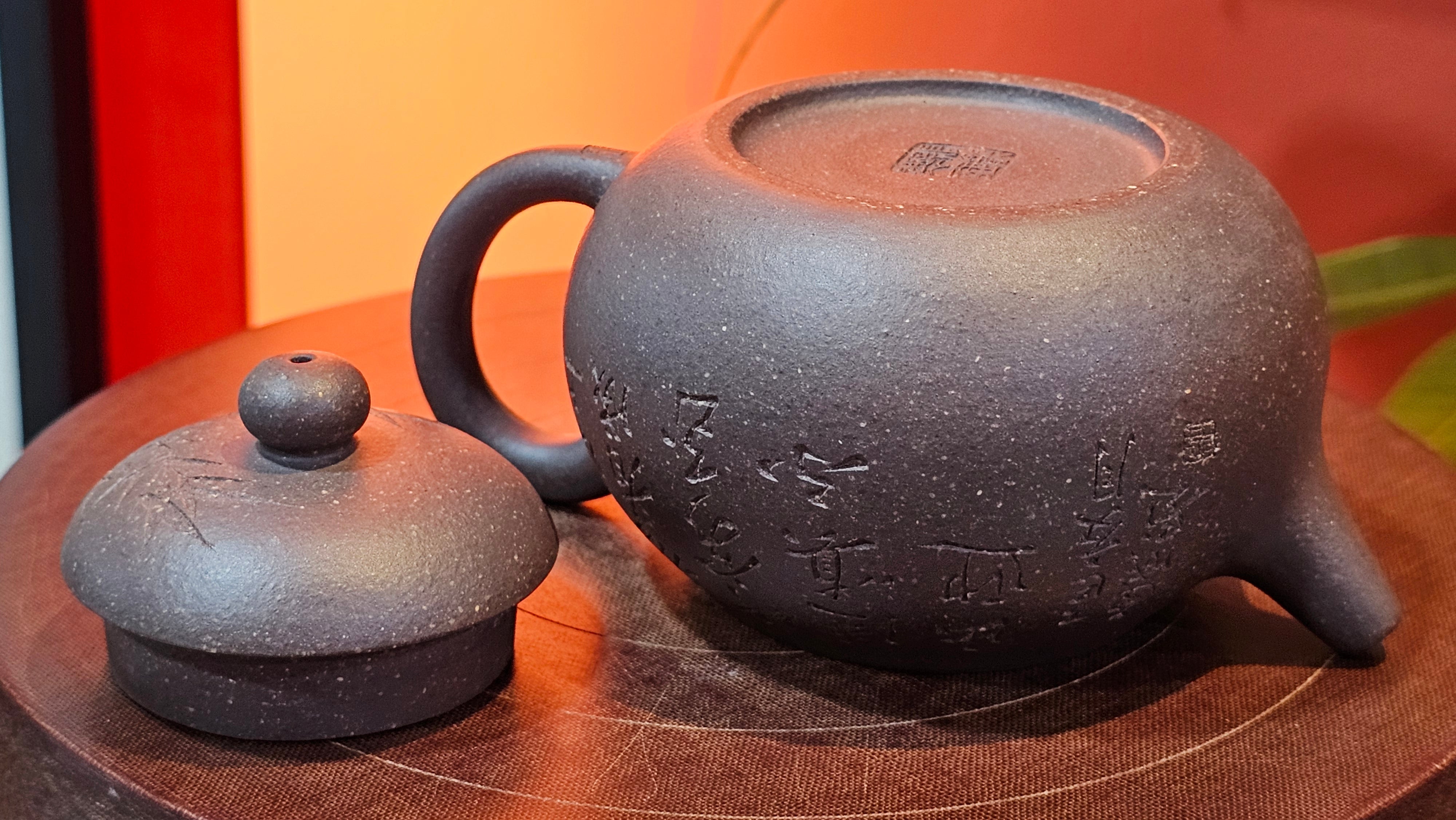 Du Zhi Hu《笃志壶》, 171.9ml, Hei Zi Ni 黑紫泥, by our Craftsman Zhang Huan 张欢, Calligraphy and Bamboo Engraving by Craftsman Yi Cheng 逸成 ~ !Congratulations to Ms M.L.!!1011hrs 8th August 2025, Phoenix, AZ!