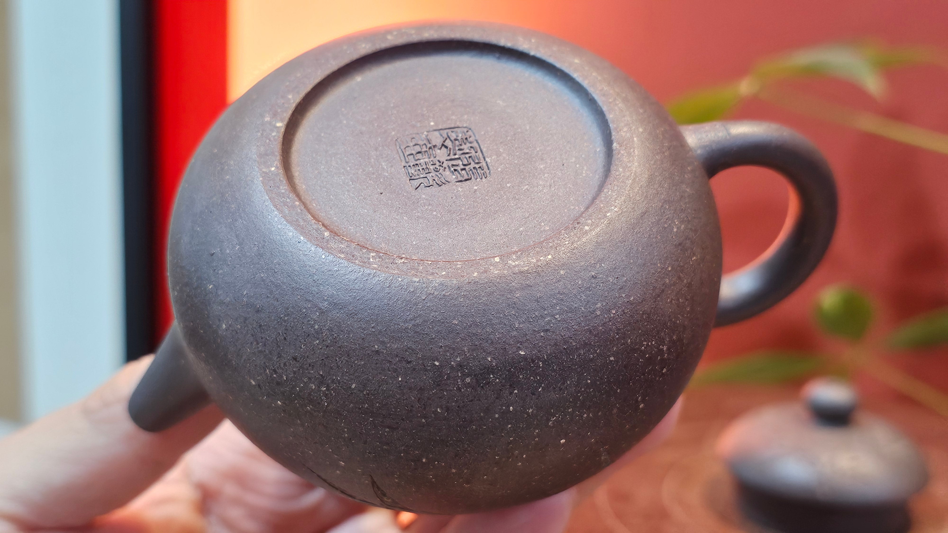 Du Zhi Hu《笃志壶》, 171.9ml, Hei Zi Ni 黑紫泥, by our Craftsman Zhang Huan 张欢, Calligraphy and Bamboo Engraving by Craftsman Yi Cheng 逸成 ~ !Congratulations to Ms M.L.!!1011hrs 8th August 2025, Phoenix, AZ!