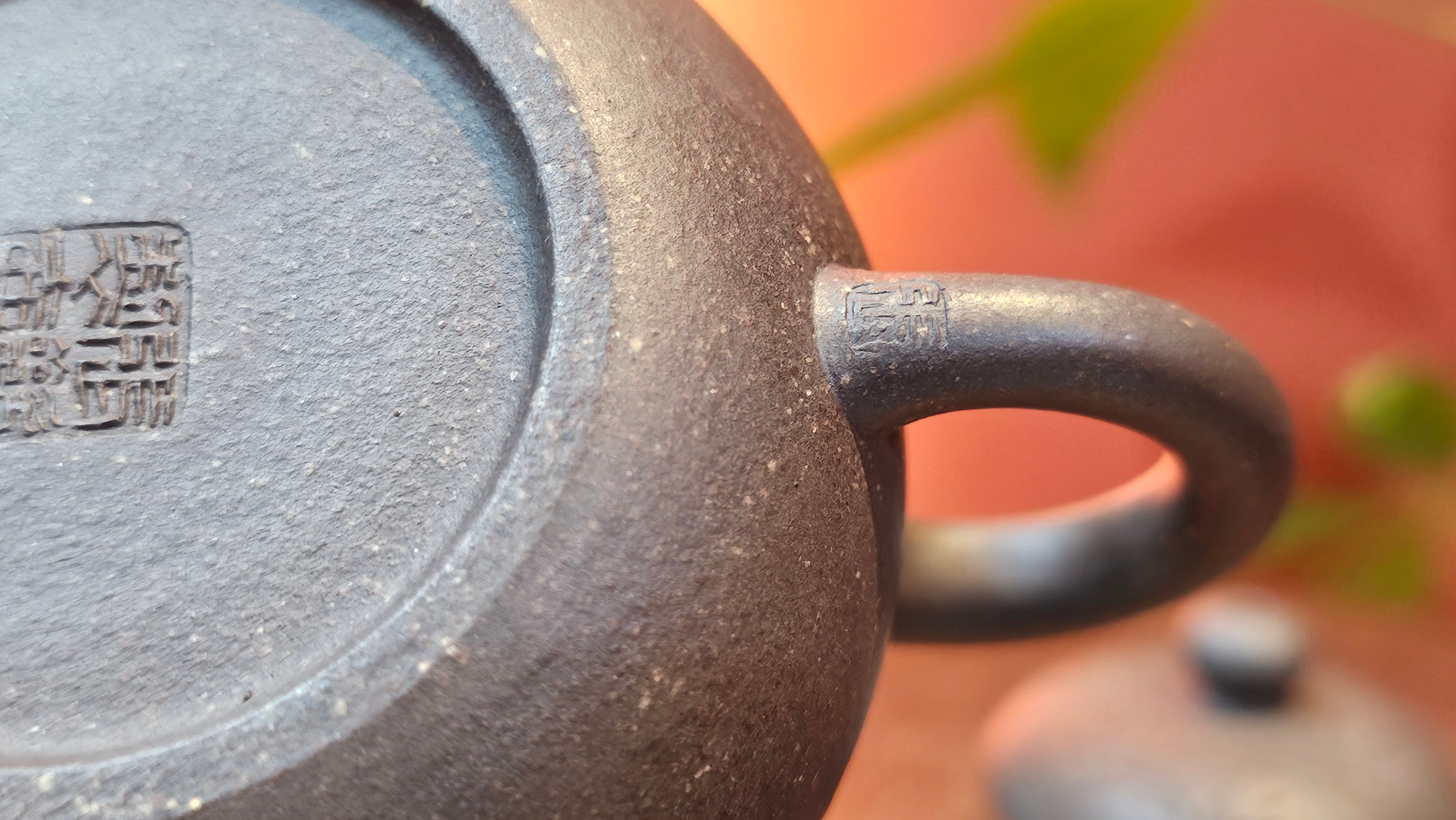 Du Zhi Hu《笃志壶》, 171.9ml, Hei Zi Ni 黑紫泥, by our Craftsman Zhang Huan 张欢, Calligraphy and Bamboo Engraving by Craftsman Yi Cheng 逸成 ~ !Congratulations to Ms M.L.!!1011hrs 8th August 2025, Phoenix, AZ!