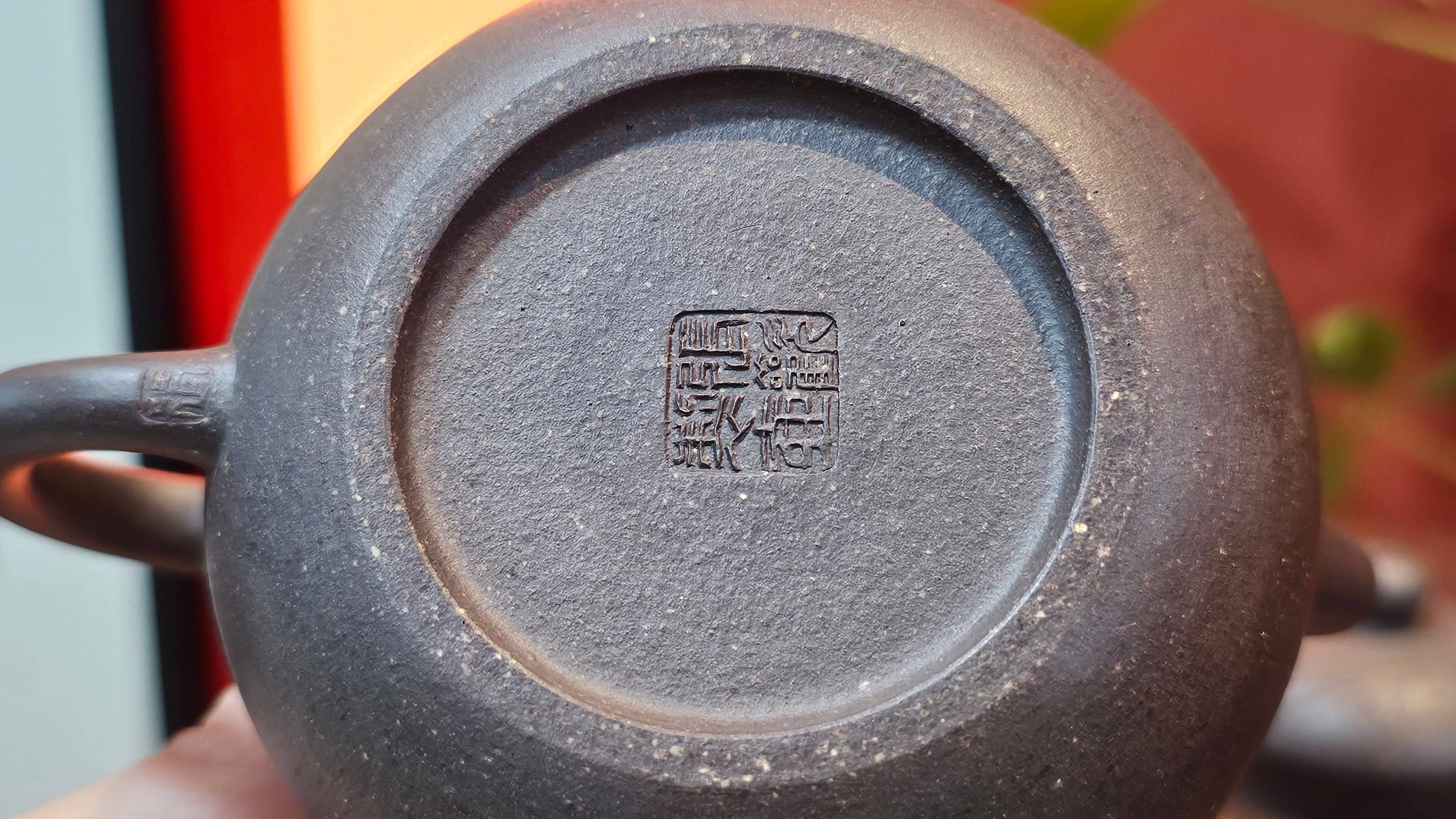 Du Zhi Hu《笃志壶》, 171.9ml, Hei Zi Ni 黑紫泥, by our Craftsman Zhang Huan 张欢, Calligraphy and Bamboo Engraving by Craftsman Yi Cheng 逸成 ~ !Congratulations to Ms M.L.!!1011hrs 8th August 2025, Phoenix, AZ!