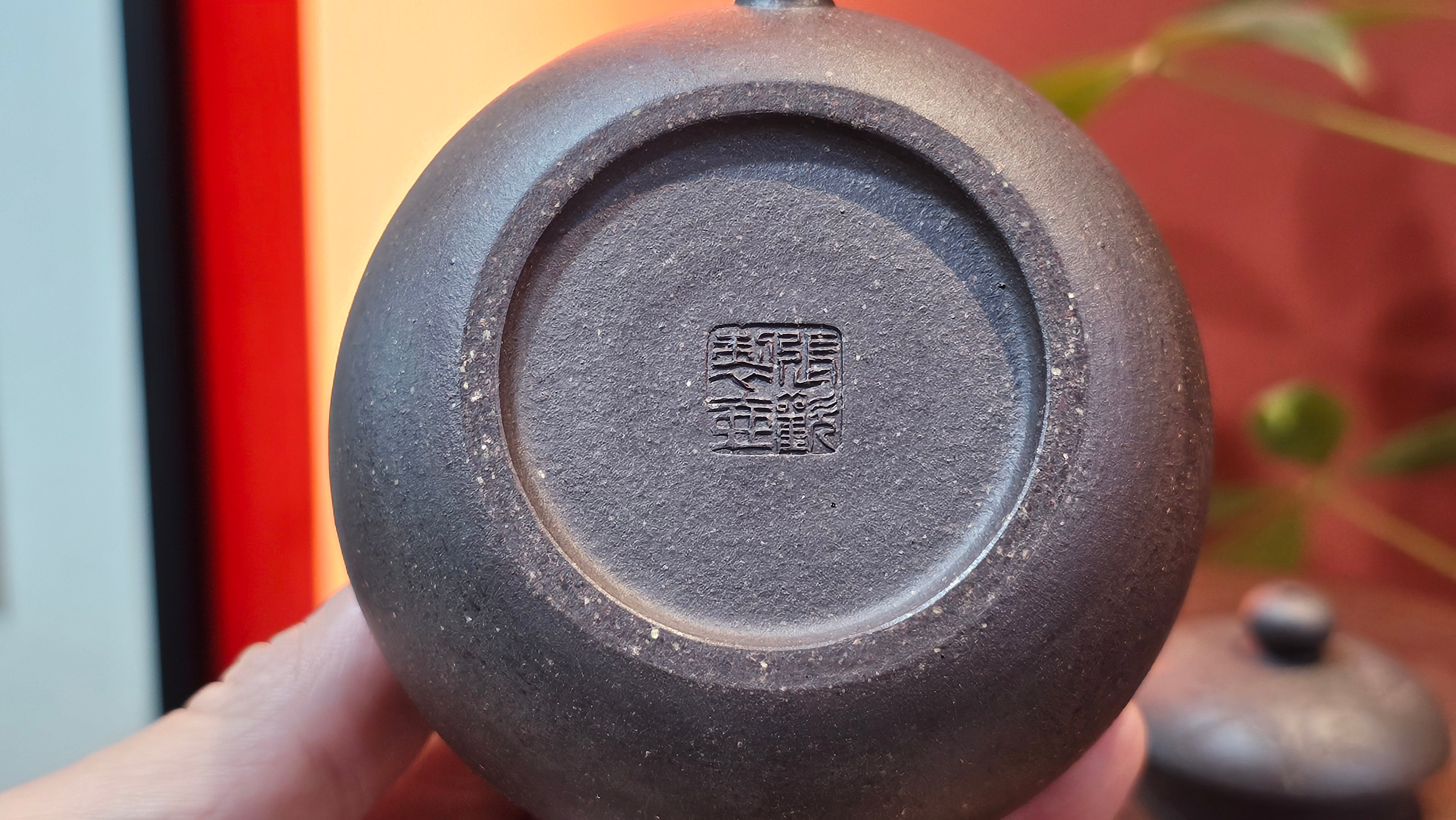 Du Zhi Hu《笃志壶》, 171.9ml, Hei Zi Ni 黑紫泥, by our Craftsman Zhang Huan 张欢, Calligraphy and Bamboo Engraving by Craftsman Yi Cheng 逸成 ~ !Congratulations to Ms M.L.!!1011hrs 8th August 2025, Phoenix, AZ!