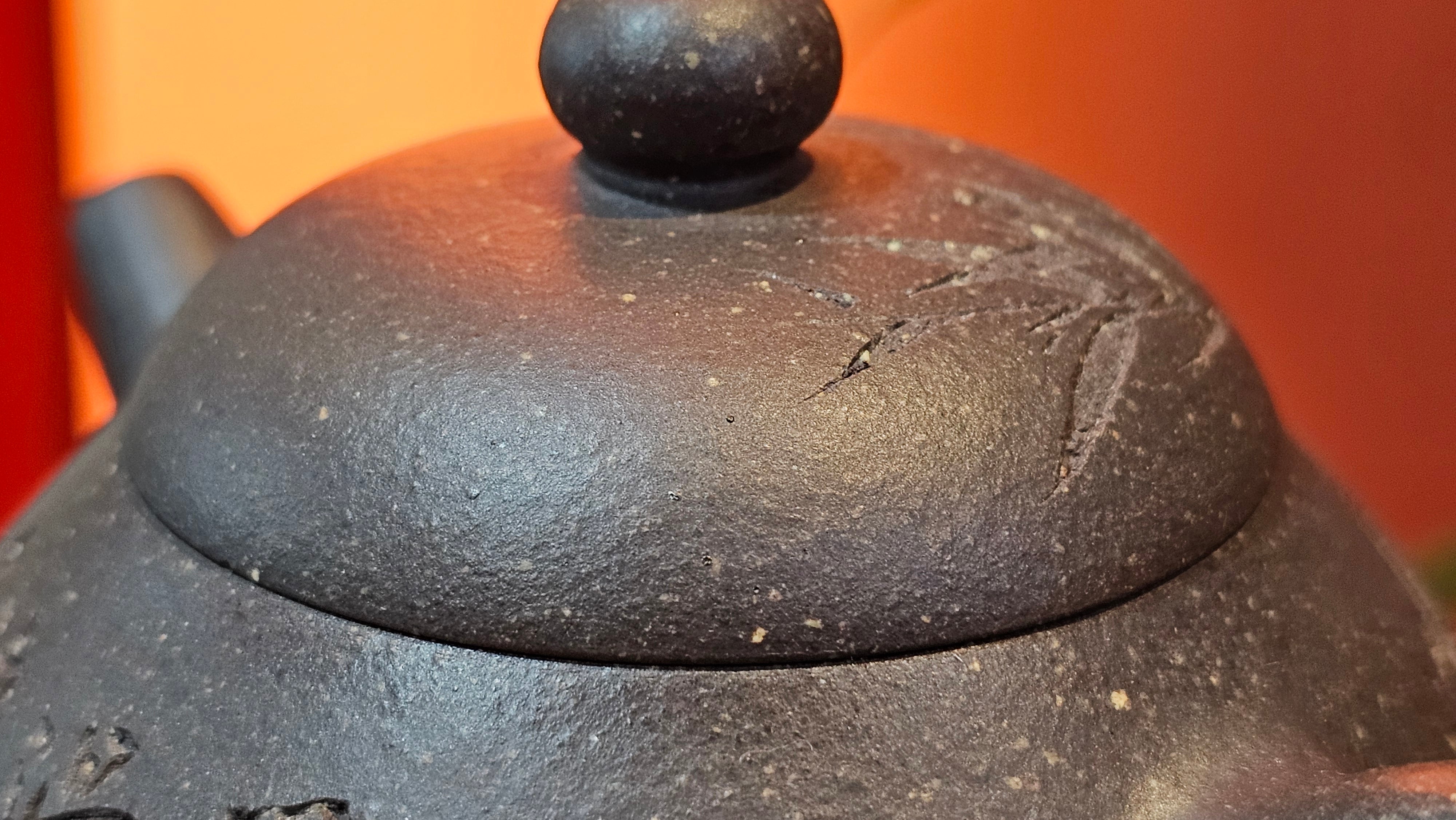 Du Zhi Hu《笃志壶》, 173.8ml, Hei Zi Ni 黑紫泥, by our Craftsman Zhang Huan 张欢, Calligraphy and Bamboo Engraving by Craftsman Yi Cheng 逸成 ~ Congratulations!to Ms A.R.! 1927hrs 8th August 2025! Ipswich, England🇬🇧.