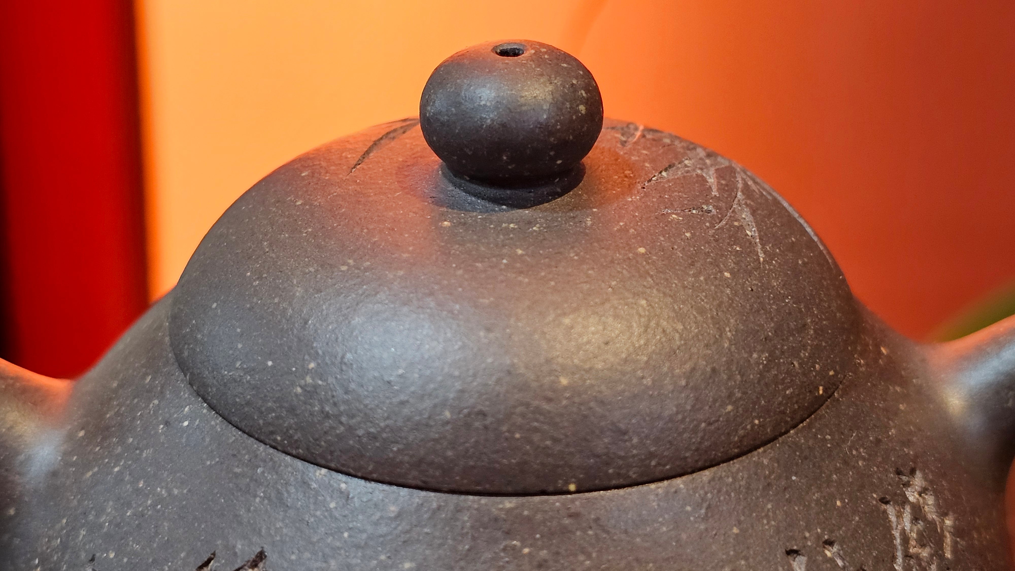 Du Zhi Hu《笃志壶》, 173.8ml, Hei Zi Ni 黑紫泥, by our Craftsman Zhang Huan 张欢, Calligraphy and Bamboo Engraving by Craftsman Yi Cheng 逸成 ~ Congratulations!to Ms A.R.! 1927hrs 8th August 2025! Ipswich, England🇬🇧.