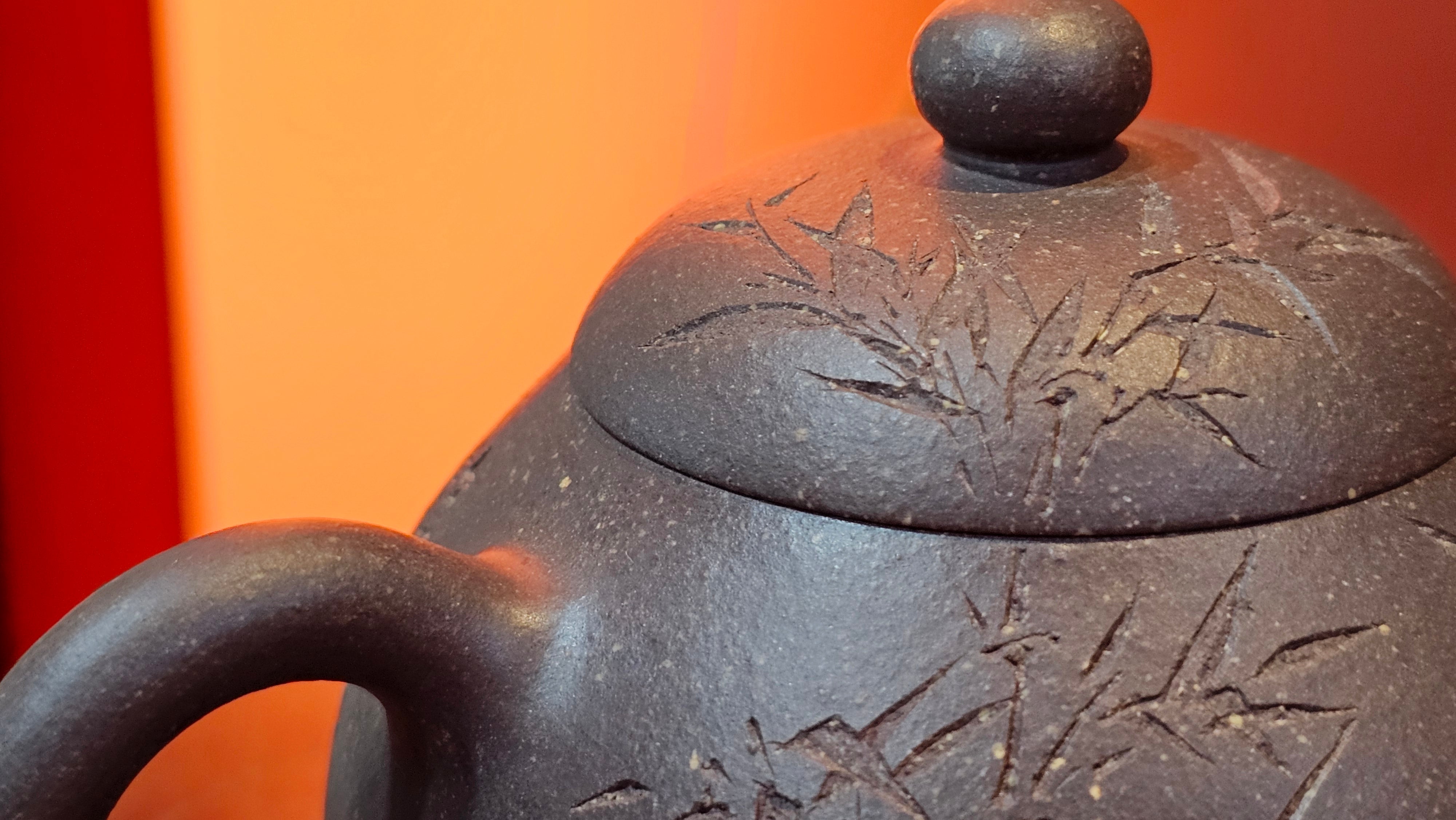 Du Zhi Hu《笃志壶》, 173.8ml, Hei Zi Ni 黑紫泥, by our Craftsman Zhang Huan 张欢, Calligraphy and Bamboo Engraving by Craftsman Yi Cheng 逸成 ~ Congratulations!to Ms A.R.! 1927hrs 8th August 2025! Ipswich, England🇬🇧.