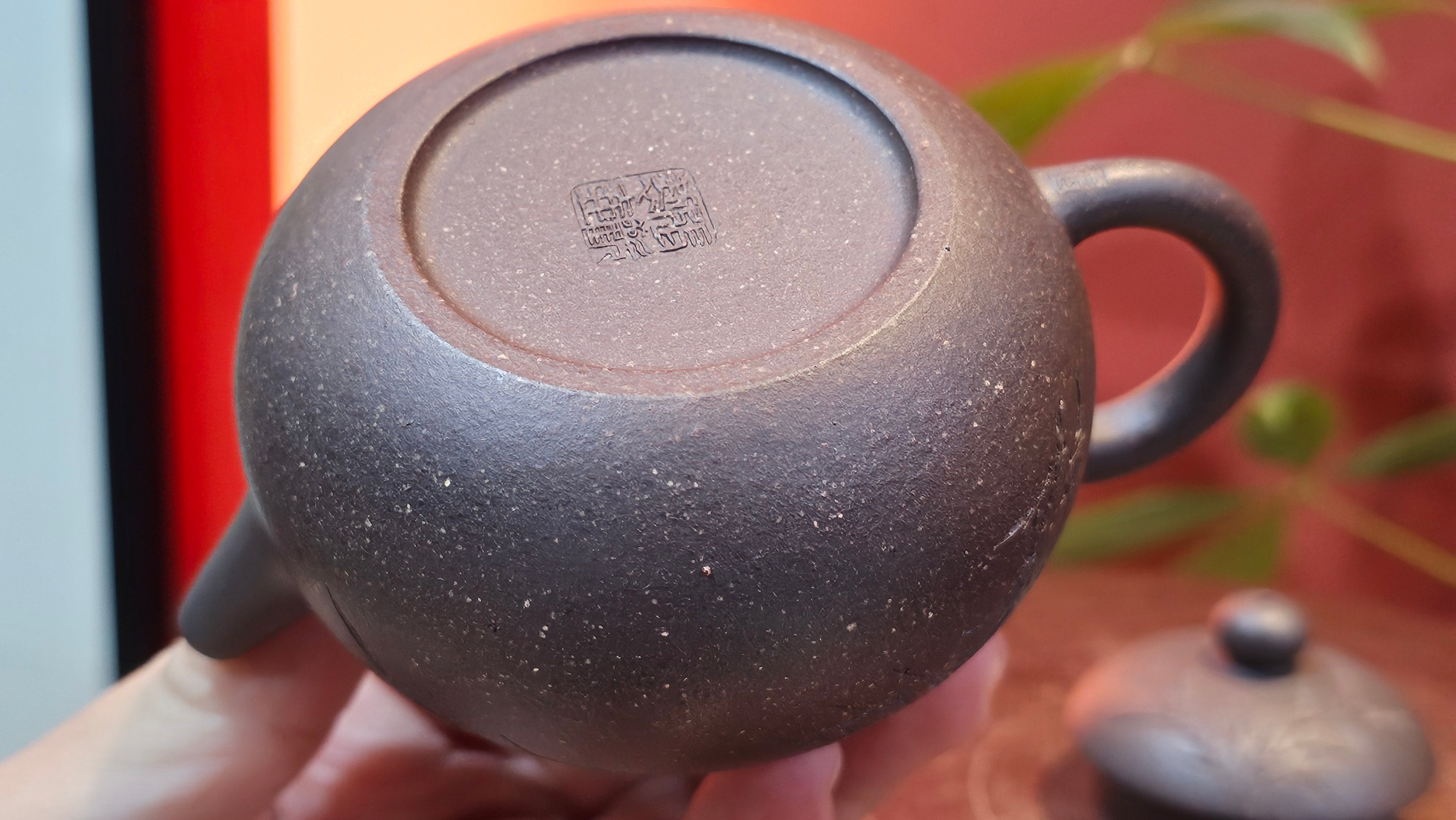 Du Zhi Hu《笃志壶》, 173.8ml, Hei Zi Ni 黑紫泥, by our Craftsman Zhang Huan 张欢, Calligraphy and Bamboo Engraving by Craftsman Yi Cheng 逸成 ~ Congratulations!to Ms A.R.! 1927hrs 8th August 2025! Ipswich, England🇬🇧.