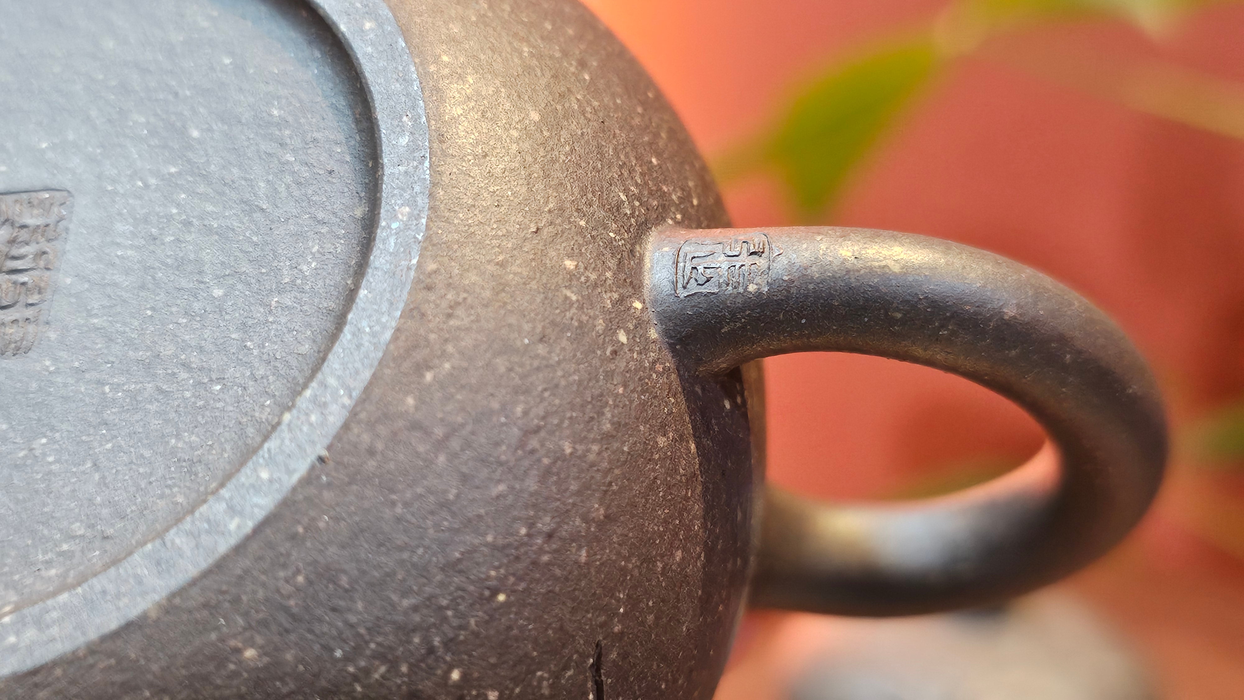 Du Zhi Hu《笃志壶》, 173.8ml, Hei Zi Ni 黑紫泥, by our Craftsman Zhang Huan 张欢, Calligraphy and Bamboo Engraving by Craftsman Yi Cheng 逸成 ~ Congratulations!to Ms A.R.! 1927hrs 8th August 2025! Ipswich, England🇬🇧.