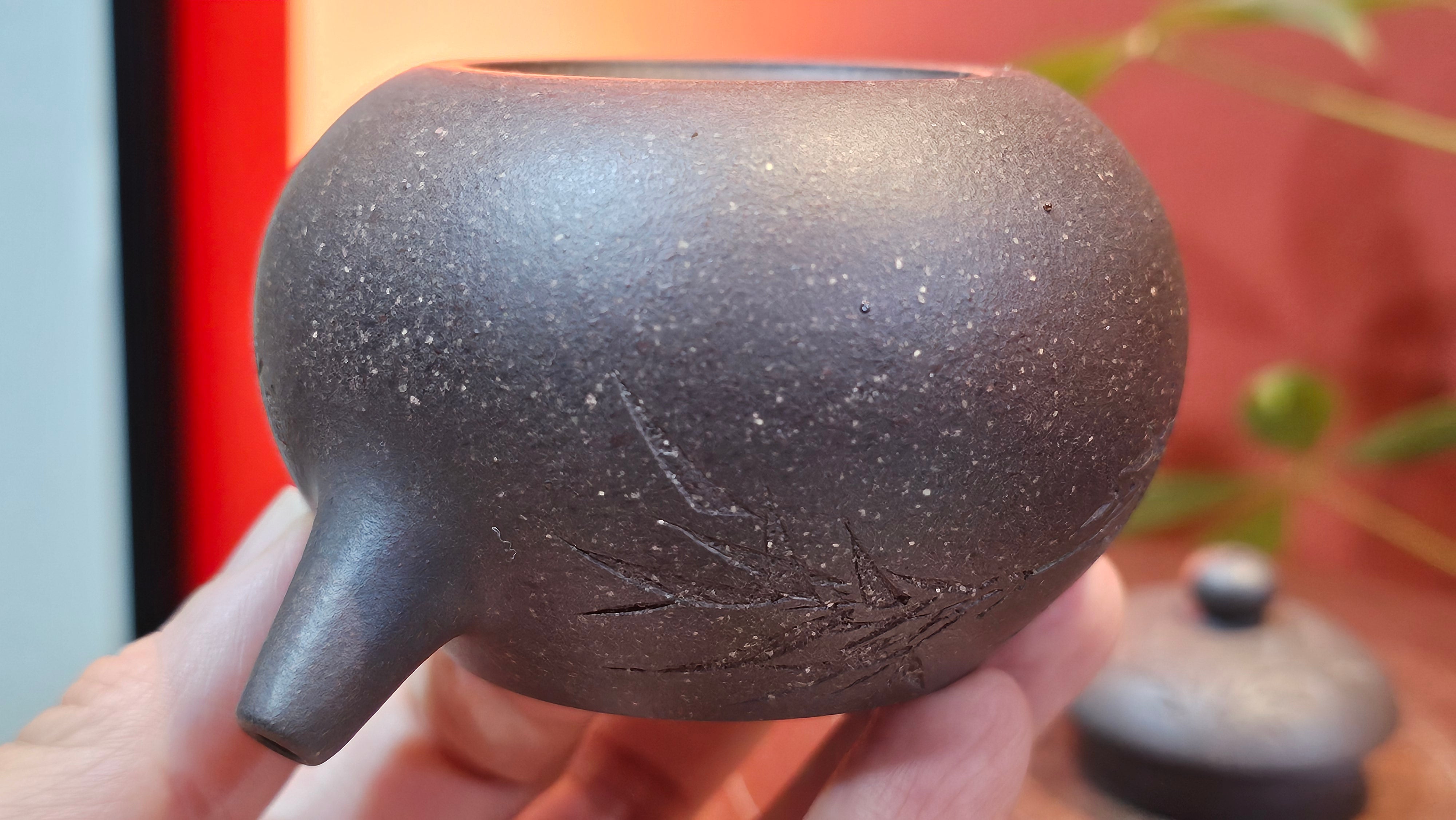 Du Zhi Hu《笃志壶》, 173.8ml, Hei Zi Ni 黑紫泥, by our Craftsman Zhang Huan 张欢, Calligraphy and Bamboo Engraving by Craftsman Yi Cheng 逸成 ~ Congratulations!to Ms A.R.! 1927hrs 8th August 2025! Ipswich, England🇬🇧.