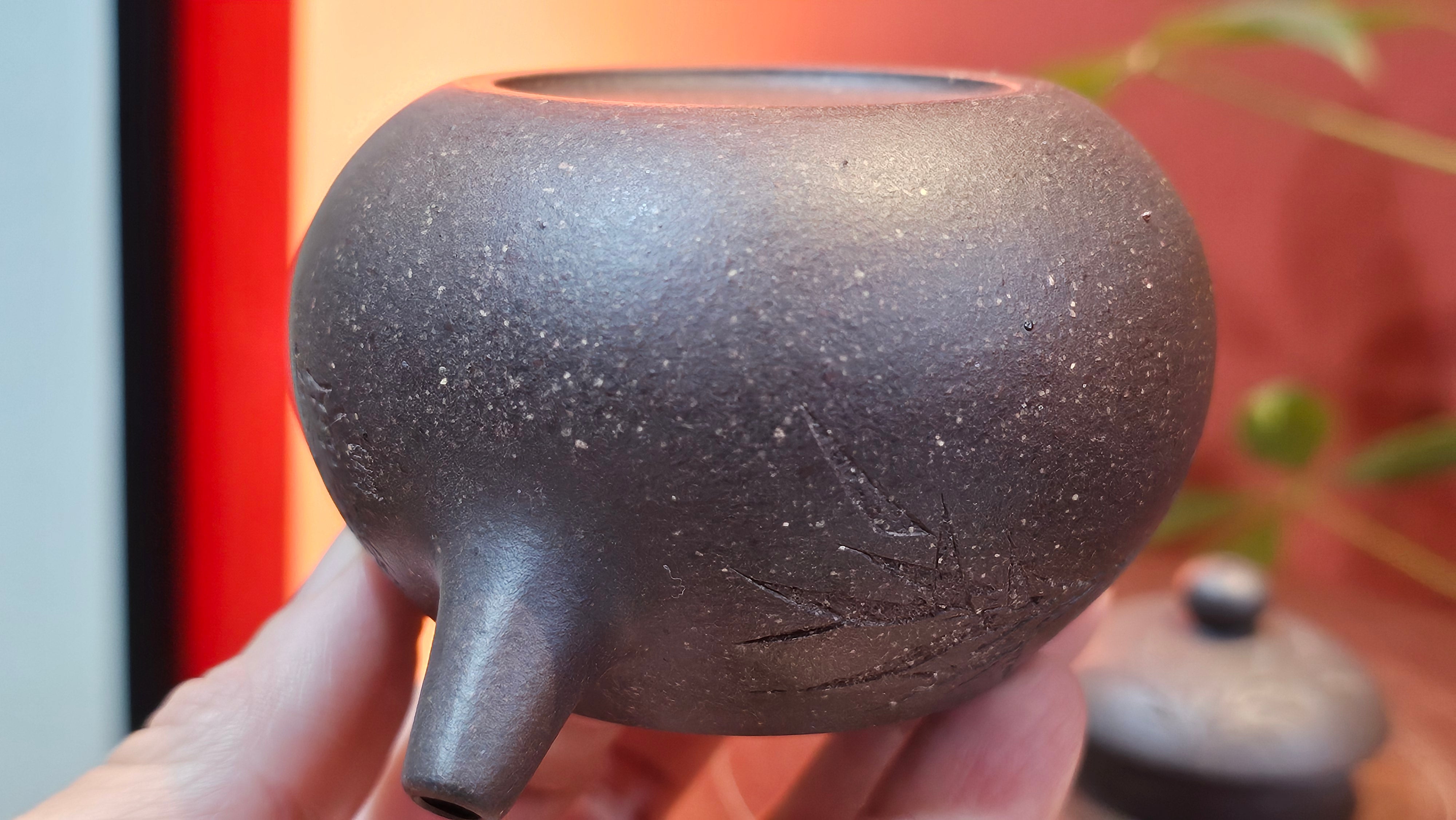 Du Zhi Hu《笃志壶》, 173.8ml, Hei Zi Ni 黑紫泥, by our Craftsman Zhang Huan 张欢, Calligraphy and Bamboo Engraving by Craftsman Yi Cheng 逸成 ~ Congratulations!to Ms A.R.! 1927hrs 8th August 2025! Ipswich, England🇬🇧.