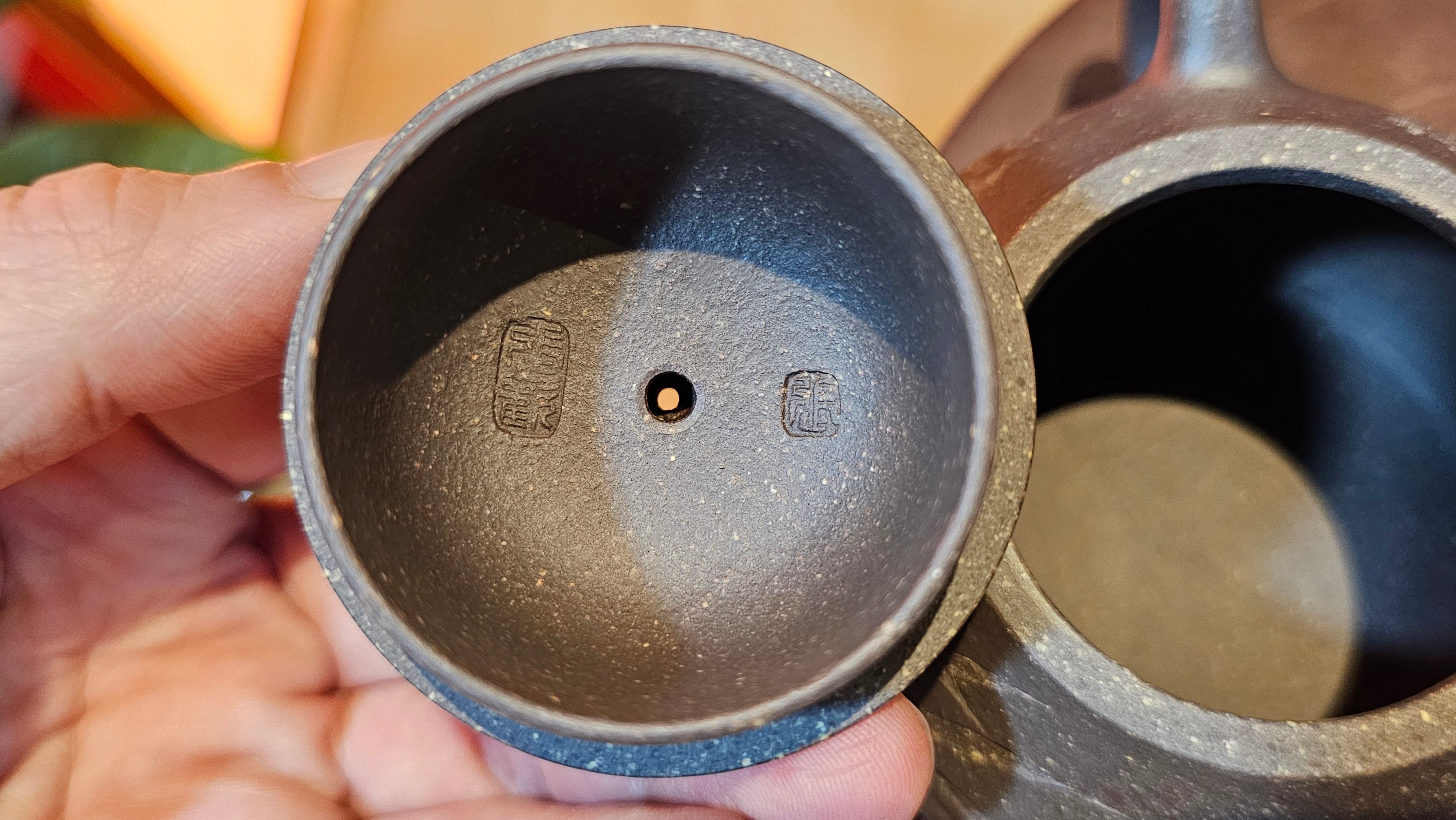 Du Zhi Hu《笃志壶》, 173.8ml, Hei Zi Ni 黑紫泥, by our Craftsman Zhang Huan 张欢, Calligraphy and Bamboo Engraving by Craftsman Yi Cheng 逸成 ~ Congratulations!to Ms A.R.! 1927hrs 8th August 2025! Ipswich, England🇬🇧.