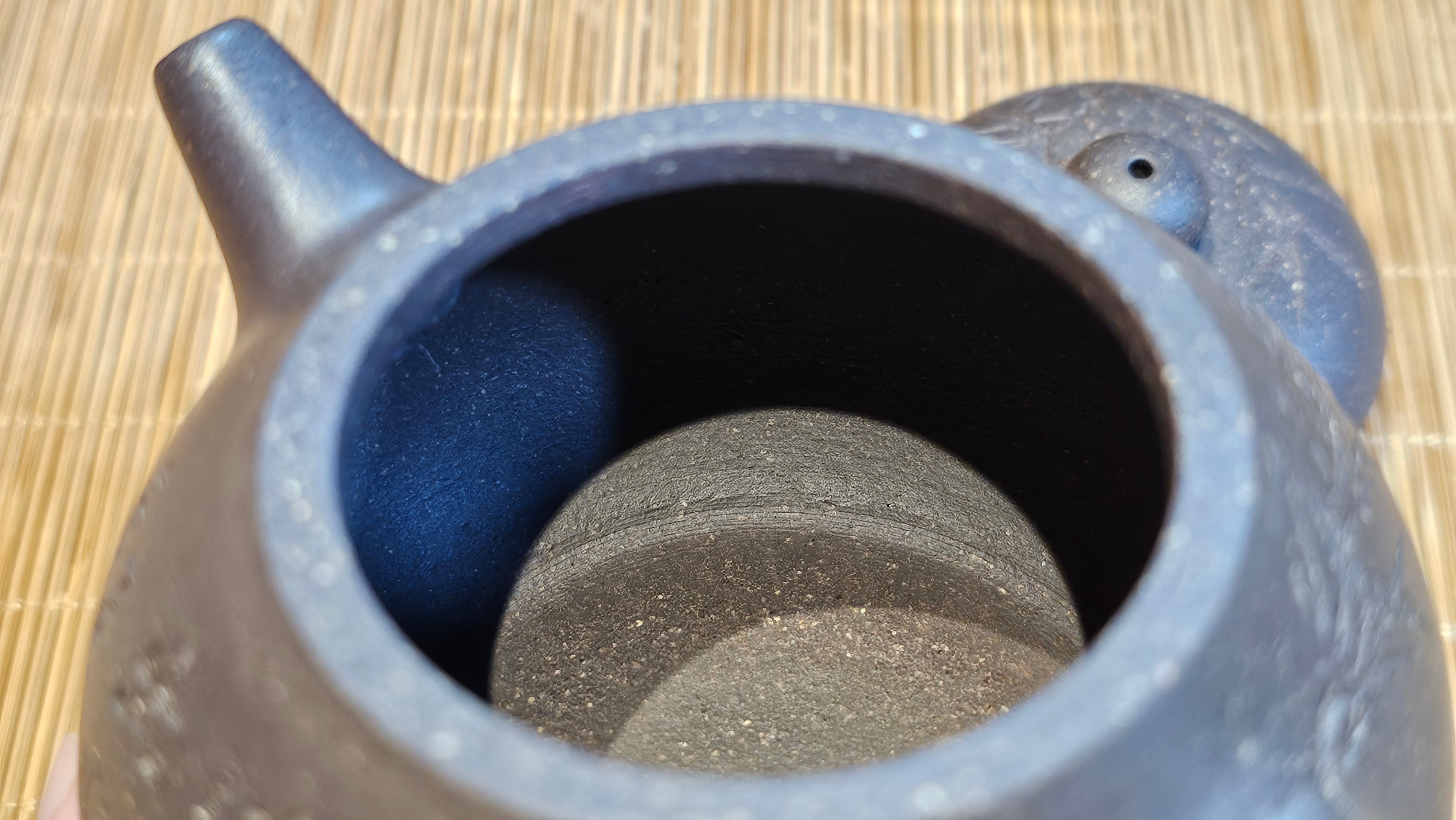 Du Zhi Hu《笃志壶》, 171.9ml, Hei Zi Ni 黑紫泥, by our Craftsman Zhang Huan 张欢, Calligraphy and Bamboo Engraving by Craftsman Yi Cheng 逸成 ~ !Congratulations to Ms M.L.!!1011hrs 8th August 2025, Phoenix, AZ!