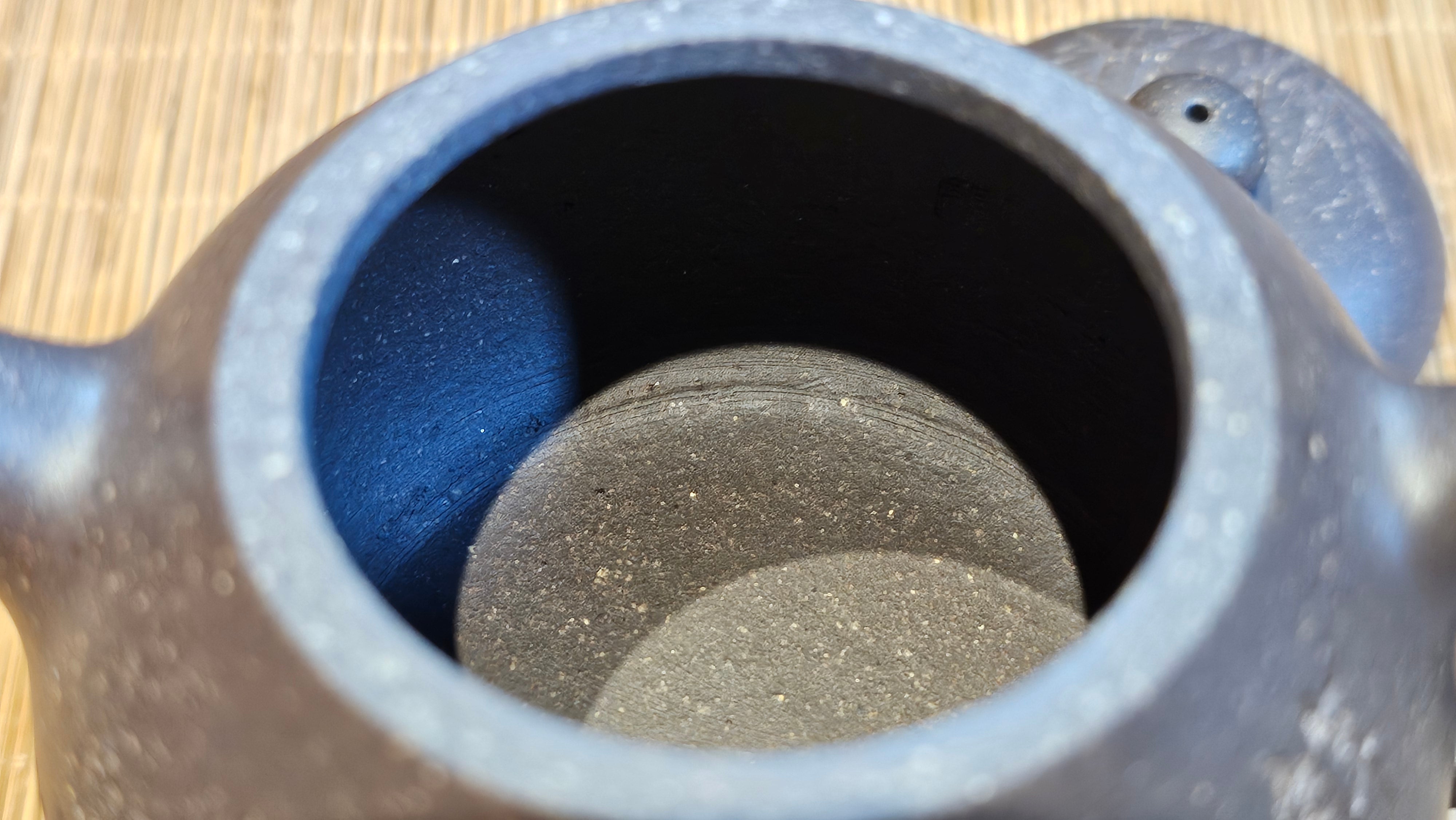 Du Zhi Hu《笃志壶》, 173.8ml, Hei Zi Ni 黑紫泥, by our Craftsman Zhang Huan 张欢, Calligraphy and Bamboo Engraving by Craftsman Yi Cheng 逸成 ~ Congratulations!to Ms A.R.! 1927hrs 8th August 2025! Ipswich, England🇬🇧.