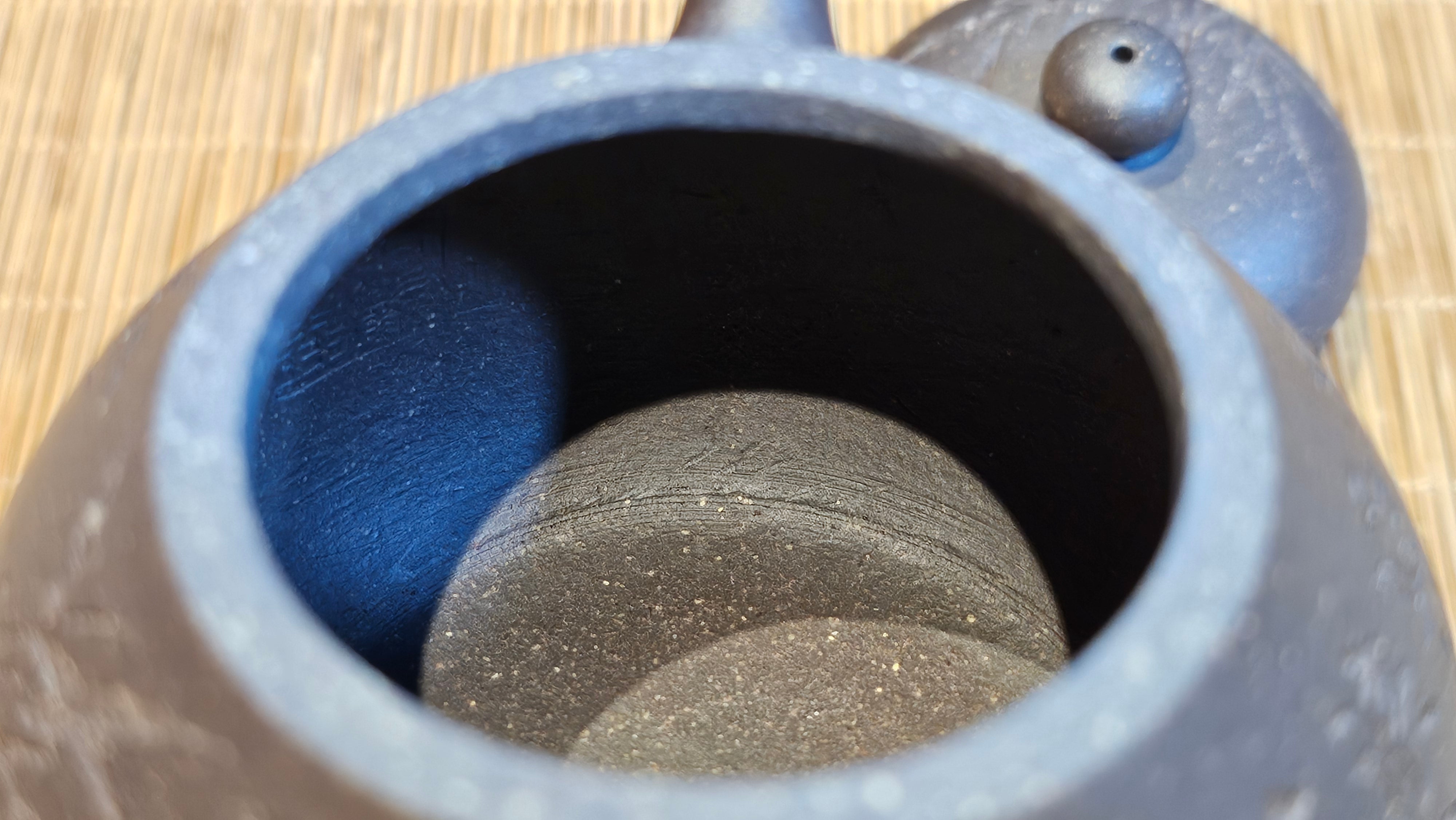 Du Zhi Hu《笃志壶》, 173.8ml, Hei Zi Ni 黑紫泥, by our Craftsman Zhang Huan 张欢, Calligraphy and Bamboo Engraving by Craftsman Yi Cheng 逸成 ~ Congratulations!to Ms A.R.! 1927hrs 8th August 2025! Ipswich, England🇬🇧.