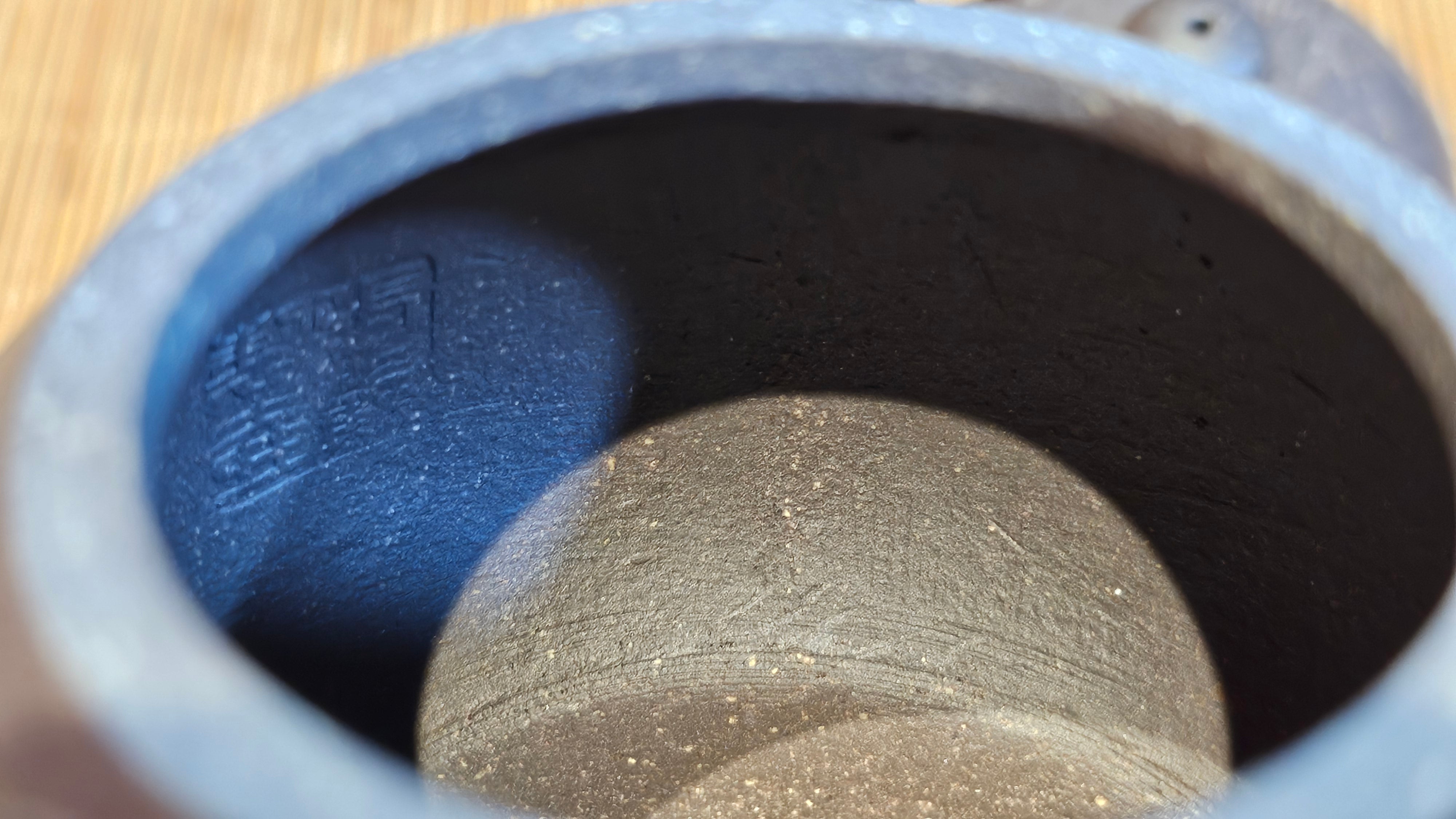 Du Zhi Hu《笃志壶》, 173.8ml, Hei Zi Ni 黑紫泥, by our Craftsman Zhang Huan 张欢, Calligraphy and Bamboo Engraving by Craftsman Yi Cheng 逸成 ~ Congratulations!to Ms A.R.! 1927hrs 8th August 2025! Ipswich, England🇬🇧.