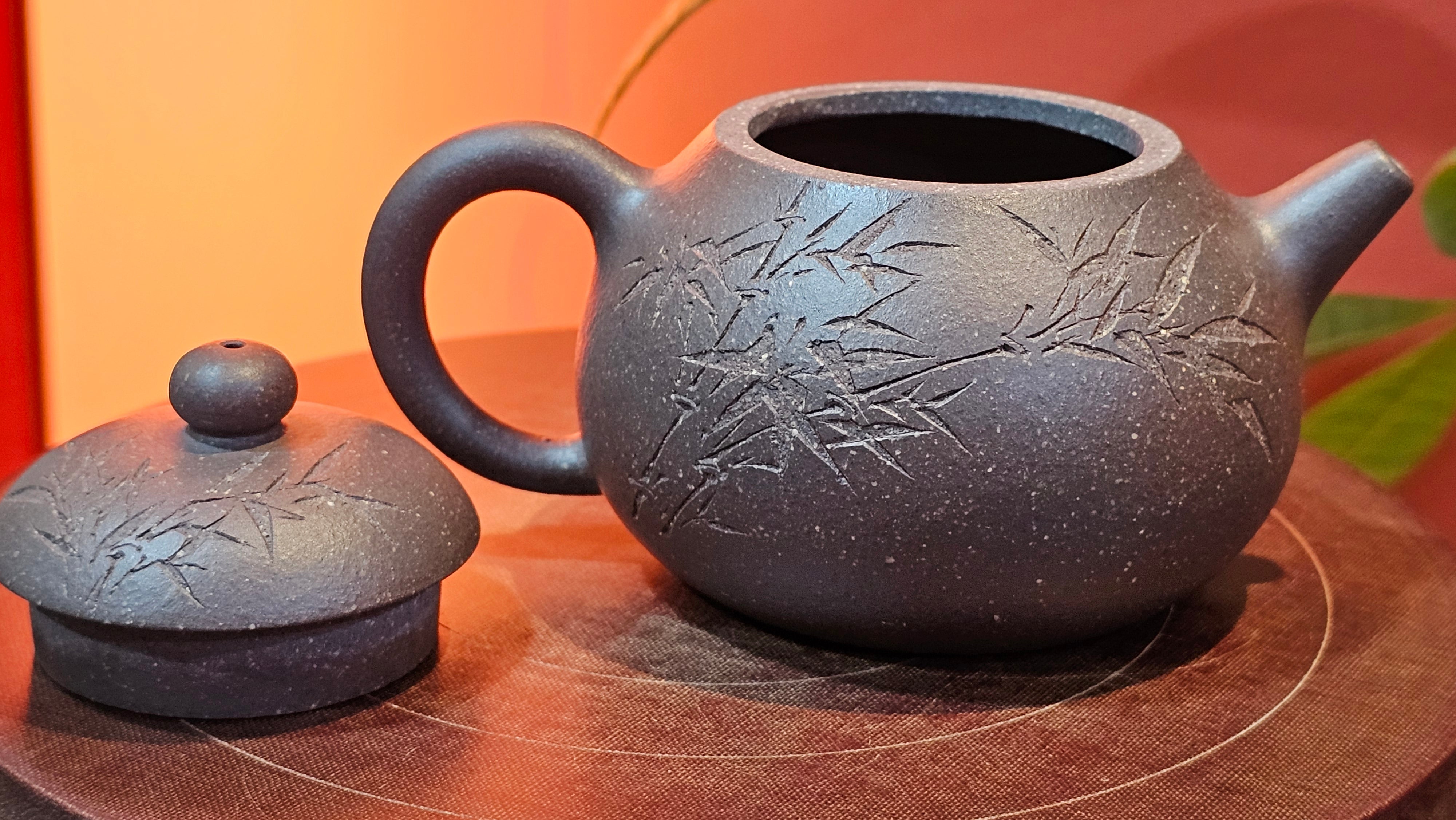 Du Zhi Hu《笃志壶》, 173.8ml, Hei Zi Ni 黑紫泥, by our Craftsman Zhang Huan 张欢, Calligraphy and Bamboo Engraving by Craftsman Yi Cheng 逸成 ~ Congratulations!to Ms A.R.! 1927hrs 8th August 2025! Ipswich, England🇬🇧.