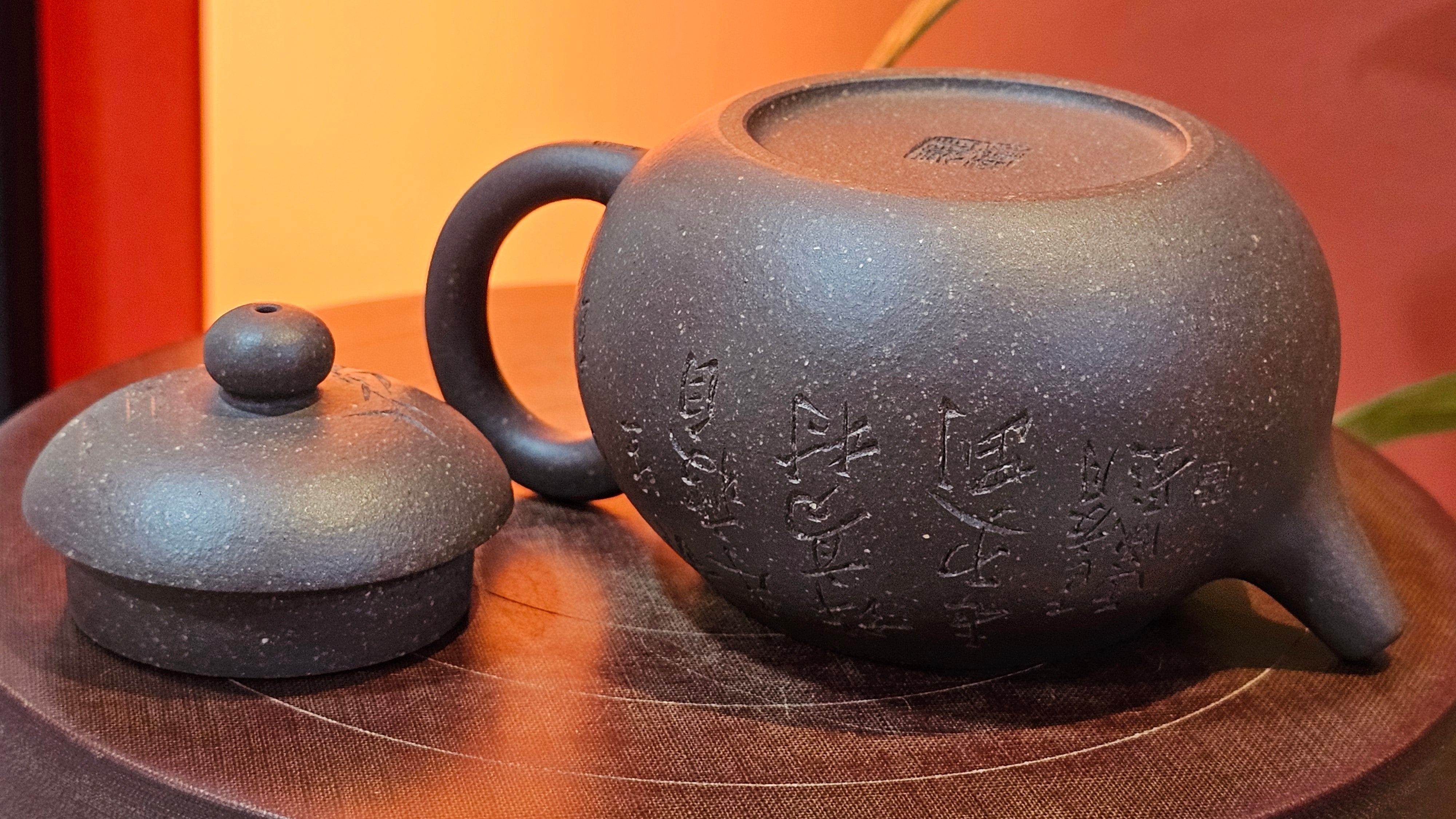 Du Zhi Hu《笃志壶》, 174.6ml, Hei Zi Ni 黑紫泥, by our Craftsman Zhang Huan 张欢, Calligraphy and Bamboo Engraving by Craftsman Yi Cheng 逸成 ~ Congratulations to Mr T.N.! 2229hrs 8th August 2025, Mississauga, Canada🇨🇦!