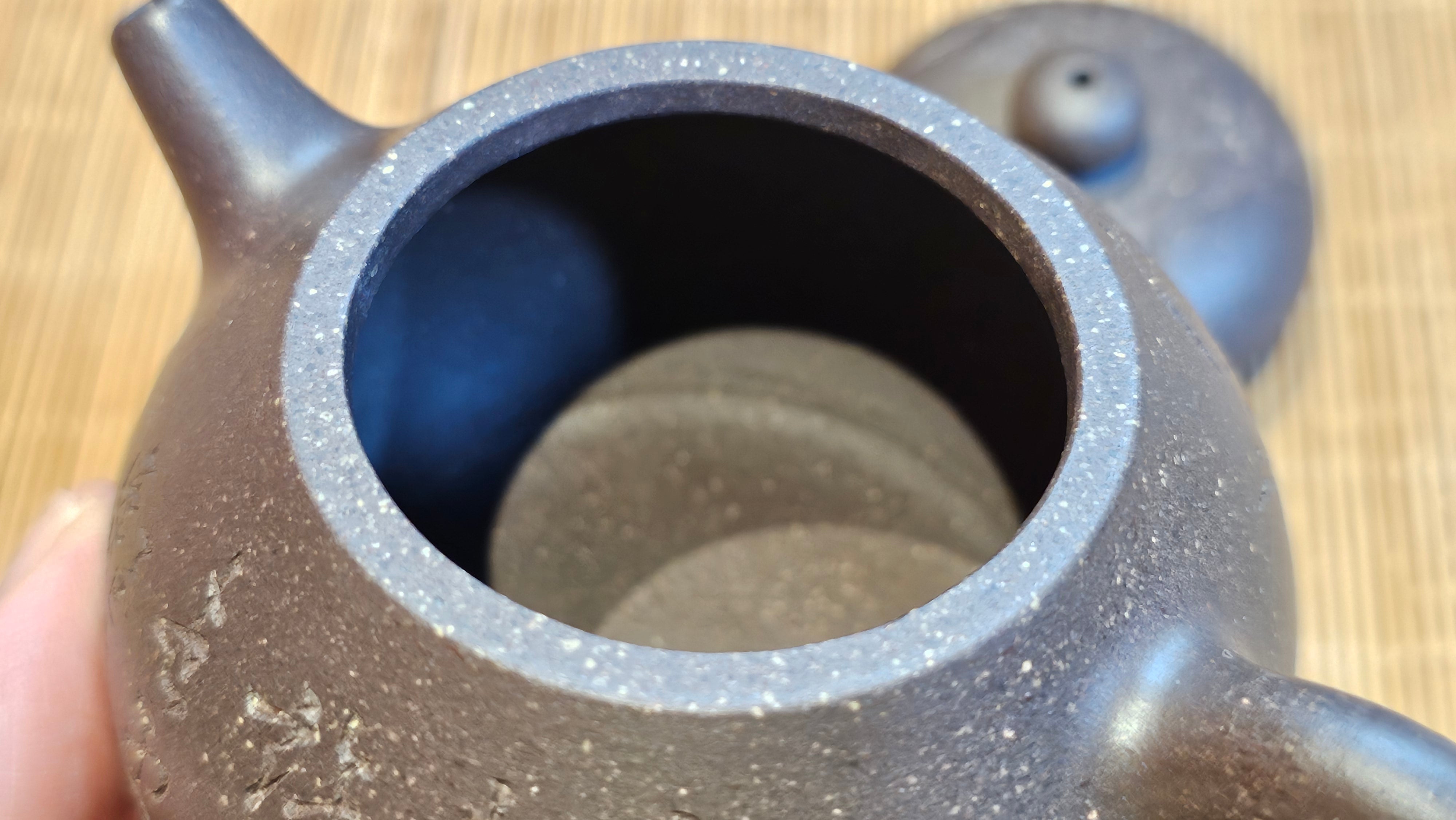 Du Zhi Hu《笃志壶》, 174.6ml, Hei Zi Ni 黑紫泥, by our Craftsman Zhang Huan 张欢, Calligraphy and Bamboo Engraving by Craftsman Yi Cheng 逸成 ~ Congratulations to Mr T.N.! 2229hrs 8th August 2025, Mississauga, Canada🇨🇦!