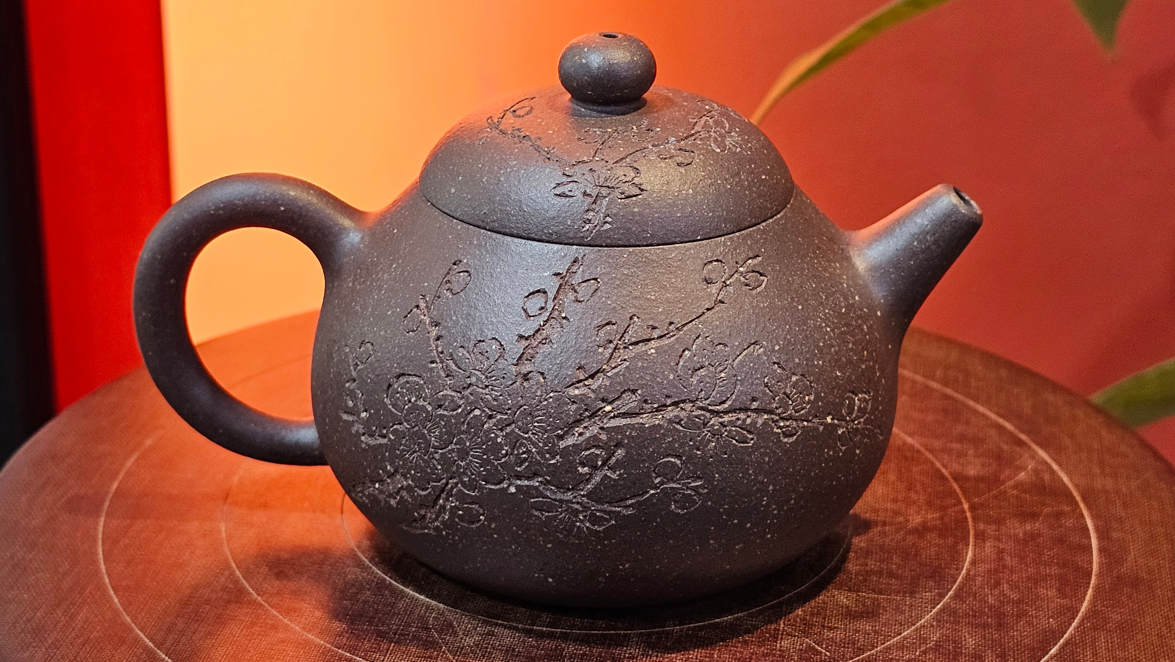 Du Zhi Hu《笃志壶》, 173.8ml, Hei Zi Ni 黑紫泥, by our Craftsman Zhang Huan 张欢, Calligraphy and Plum Blossoms Engraving by Craftsman Yi Cheng 逸成 ~!Congratulations to Ms J.C.! 0347hrs 9th August 2025, Los Angeles, CA.