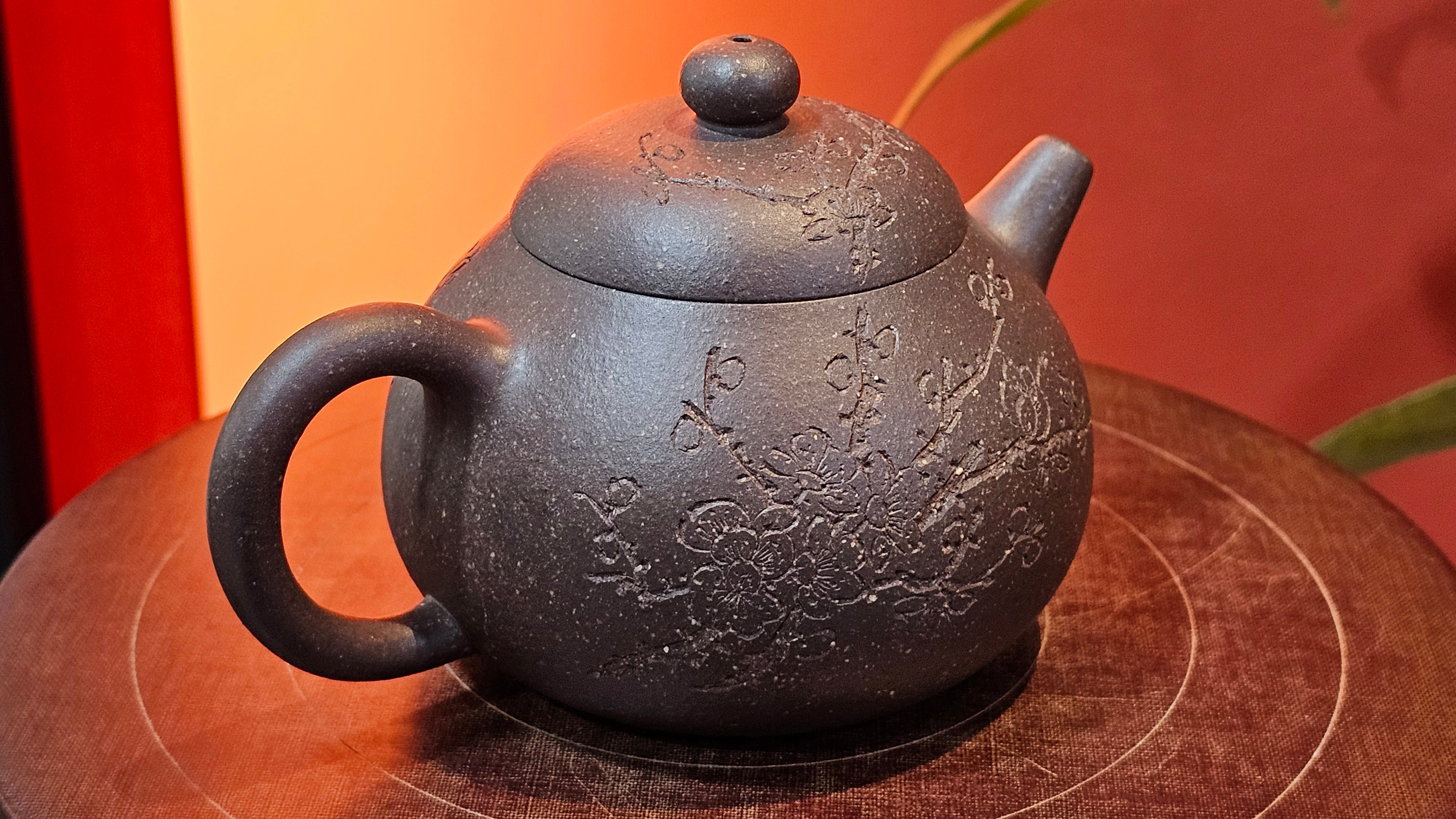 Du Zhi Hu《笃志壶》, 173.8ml, Hei Zi Ni 黑紫泥, by our Craftsman Zhang Huan 张欢, Calligraphy and Plum Blossoms Engraving by Craftsman Yi Cheng 逸成 ~!Congratulations to Ms J.C.! 0347hrs 9th August 2025, Los Angeles, CA.