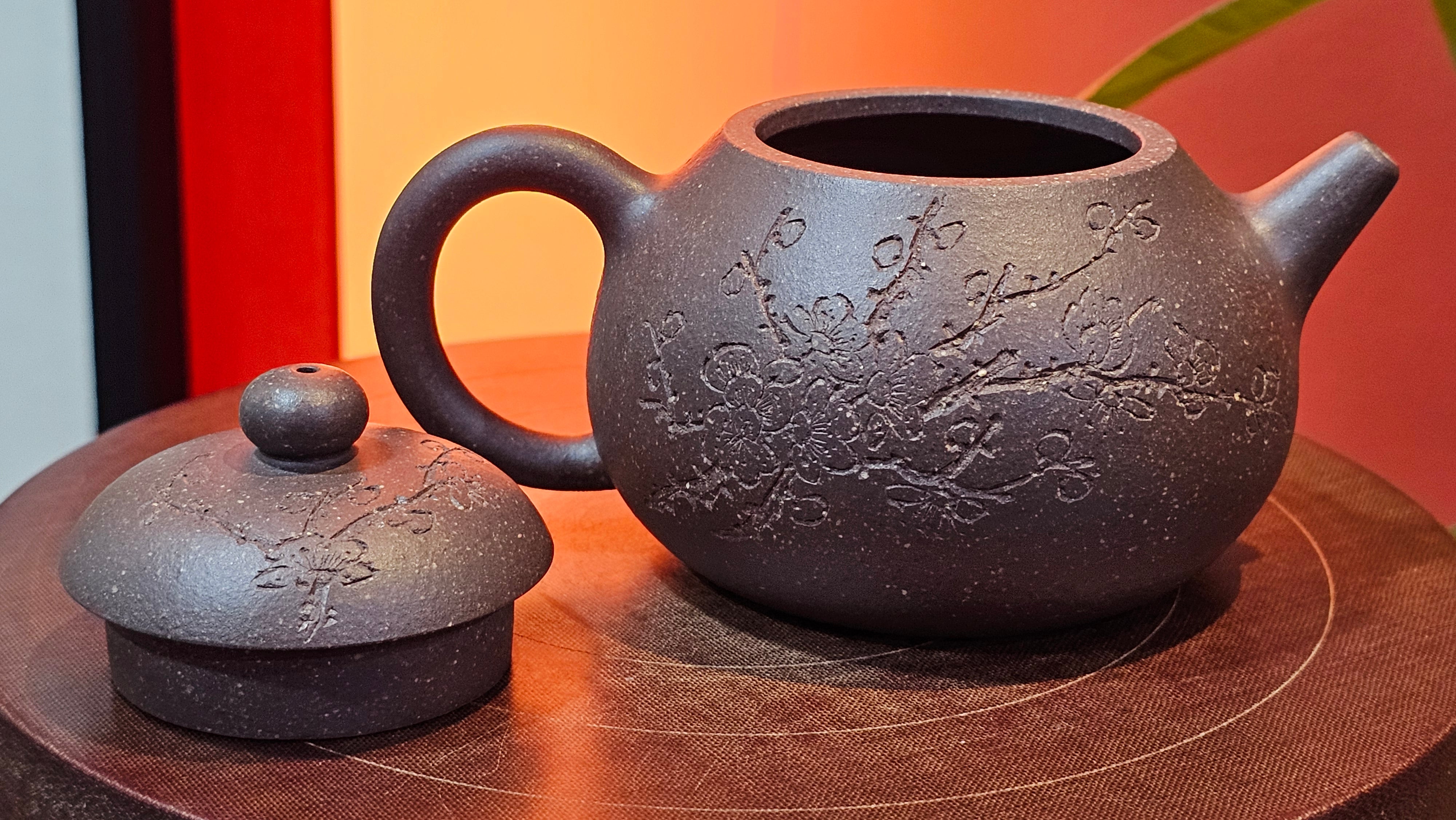 Du Zhi Hu《笃志壶》, 173.8ml, Hei Zi Ni 黑紫泥, by our Craftsman Zhang Huan 张欢, Calligraphy and Plum Blossoms Engraving by Craftsman Yi Cheng 逸成 ~!Congratulations to Ms J.C.! 0347hrs 9th August 2025, Los Angeles, CA.