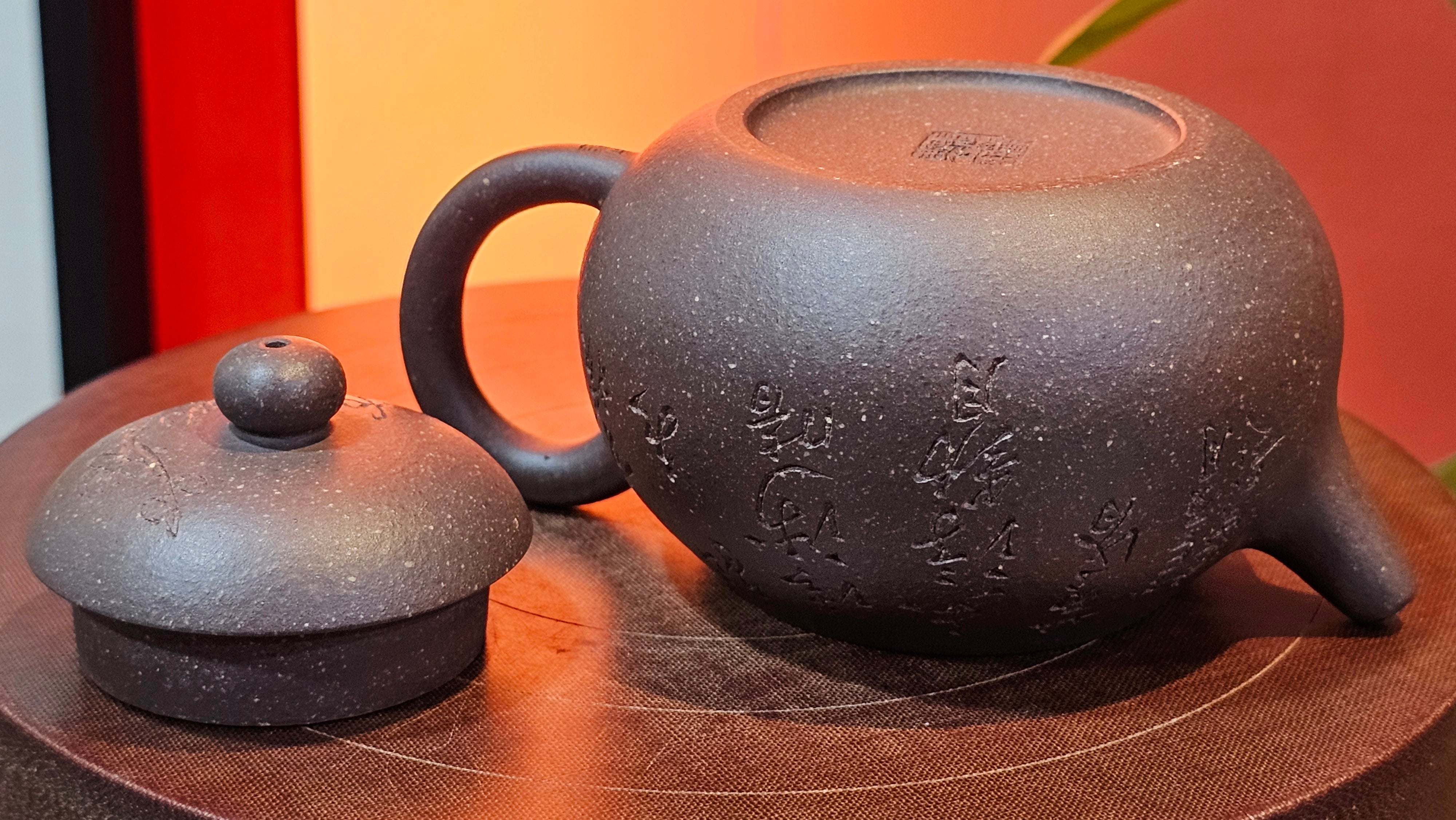 Du Zhi Hu《笃志壶》, 173.8ml, Hei Zi Ni 黑紫泥, by our Craftsman Zhang Huan 张欢, Calligraphy and Plum Blossoms Engraving by Craftsman Yi Cheng 逸成 ~!Congratulations to Ms J.C.! 0347hrs 9th August 2025, Los Angeles, CA.