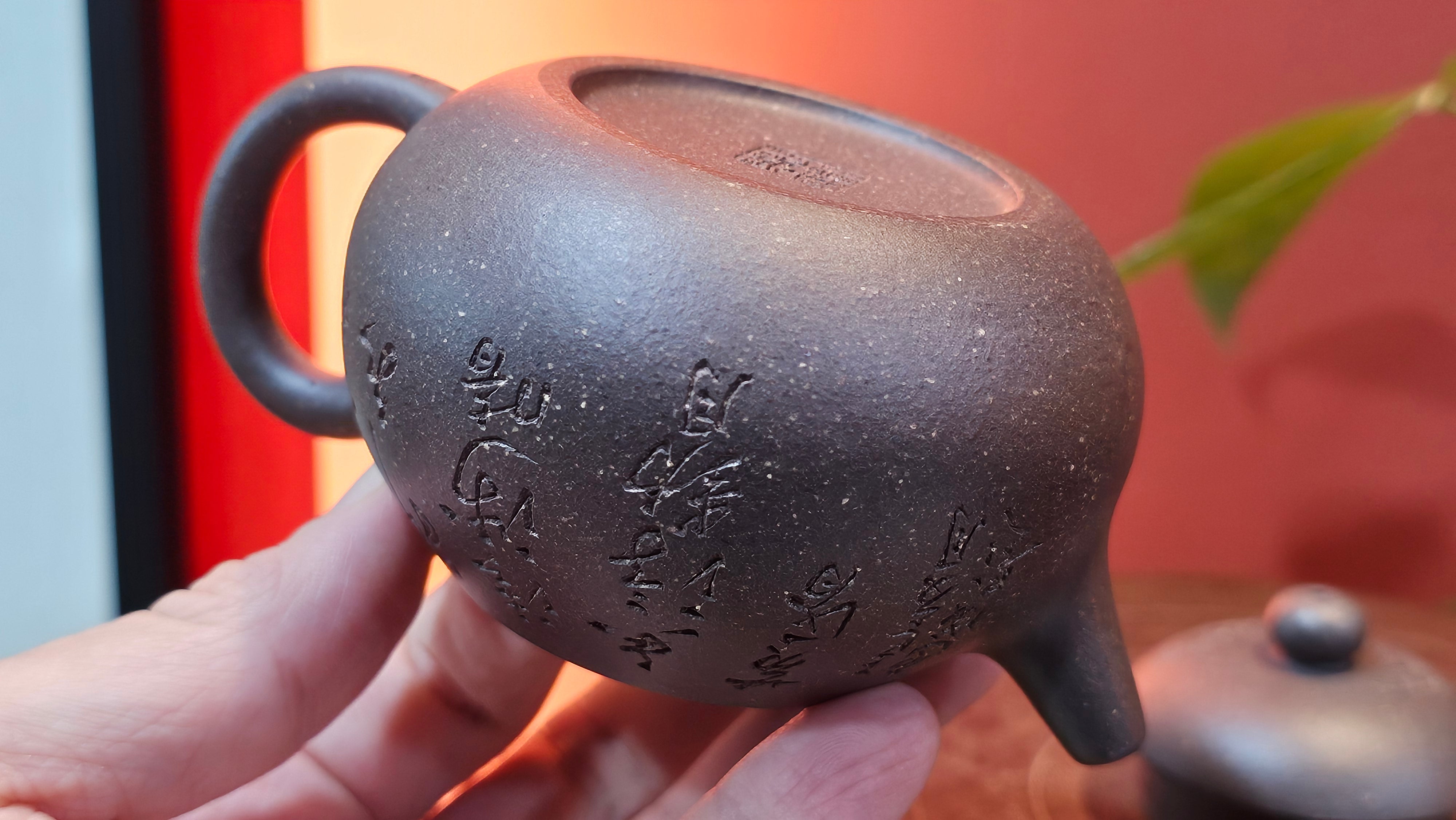 Du Zhi Hu《笃志壶》, 173.8ml, Hei Zi Ni 黑紫泥, by our Craftsman Zhang Huan 张欢, Calligraphy and Plum Blossoms Engraving by Craftsman Yi Cheng 逸成 ~!Congratulations to Ms J.C.! 0347hrs 9th August 2025, Los Angeles, CA.