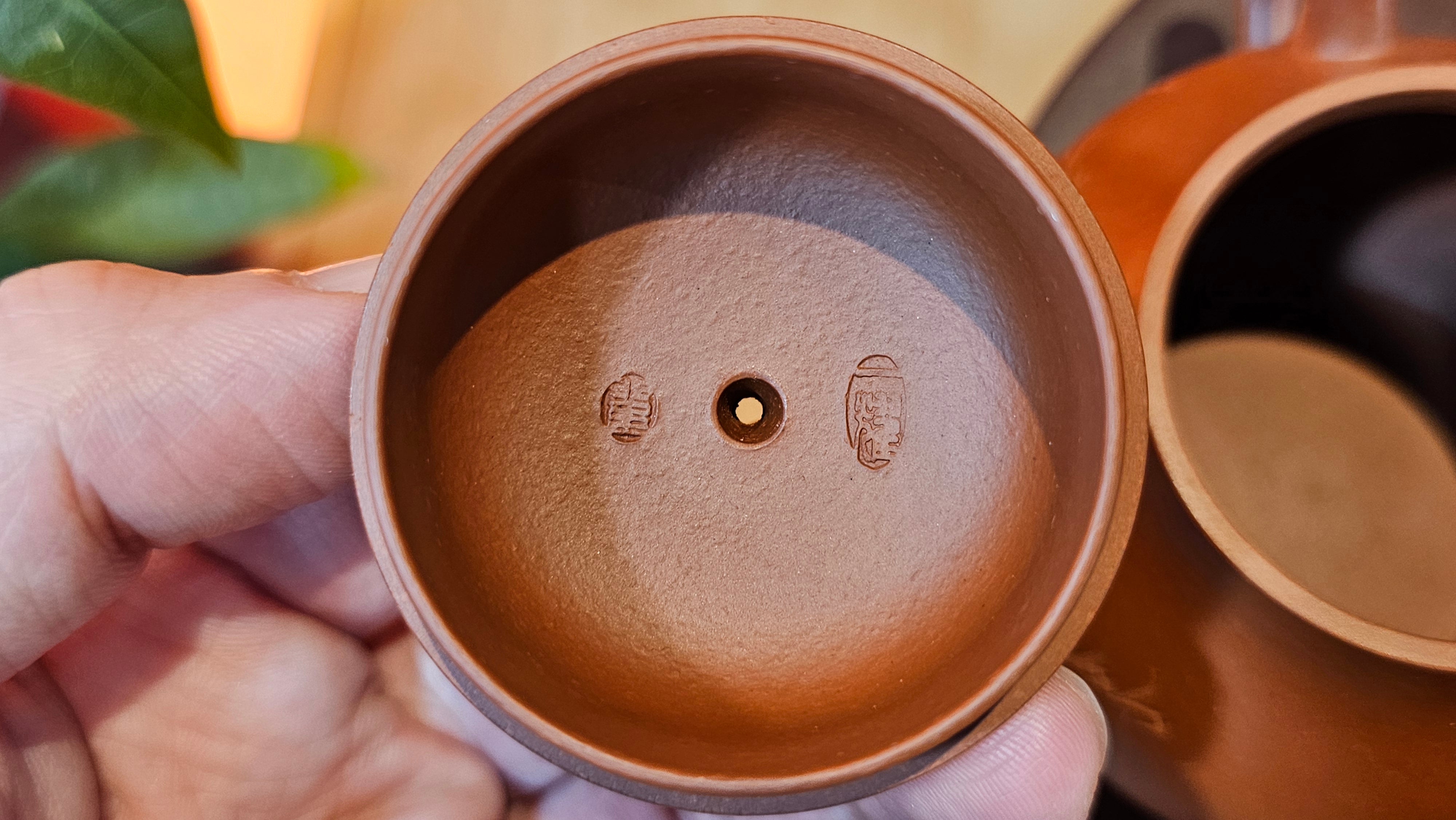 Li Xing 梨形, 169.3ml, Xiao Mei Yao Zhu Ni 小煤窑朱泥 by our Collaborative Craftsman Zhai Yi Yao 翟一耀, 梅花刻绘, Engraving of Bamboo and Calligraphy, by Craftsman Yi De Shu 一德书 ~ Congratulations to!Tea Sommr A.M., 1238hrs 16th August 2025, Padua! Italy🇮🇹!