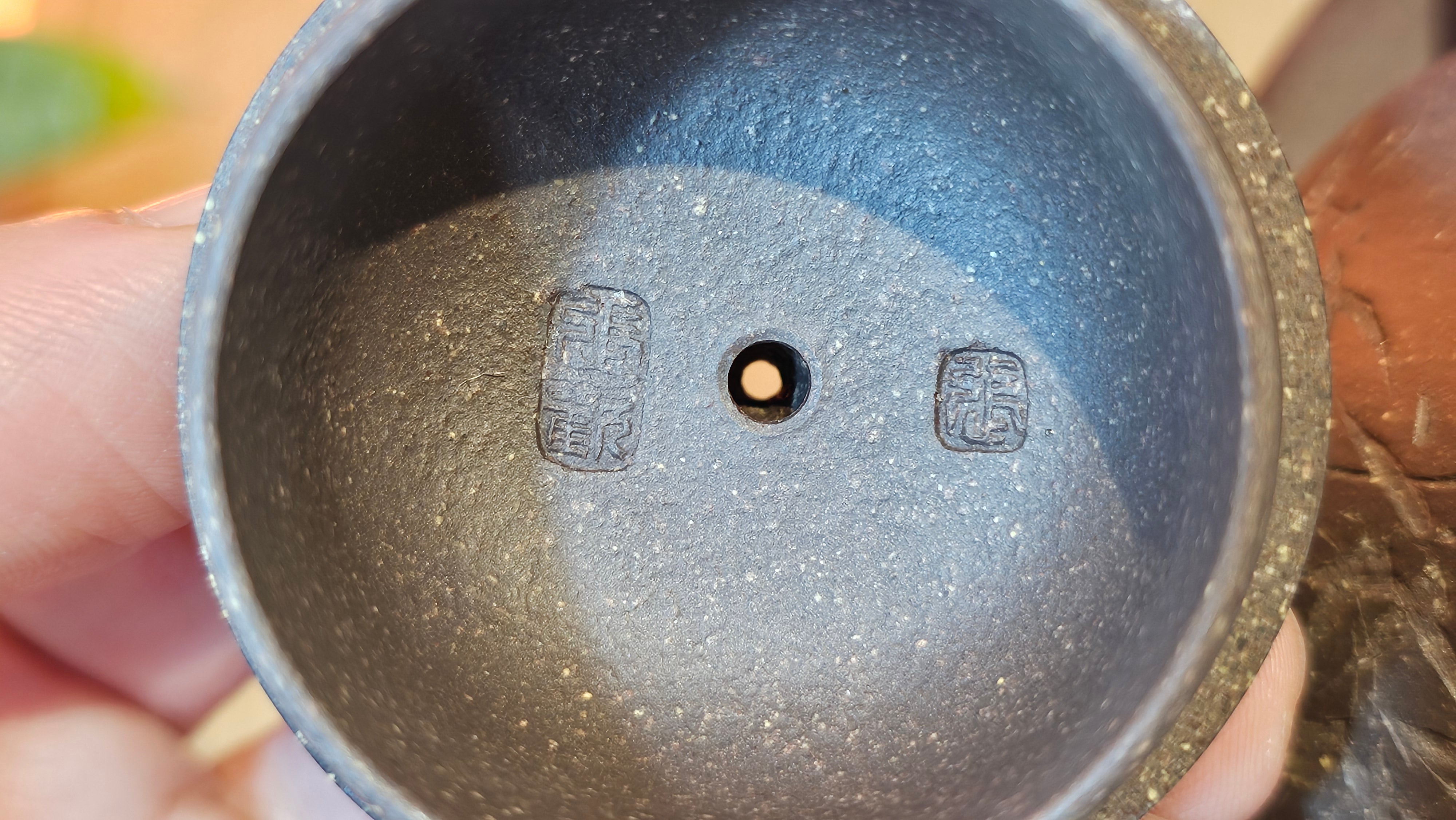 Du Zhi Hu《笃志壶》, 173.9ml, Hei Zi Ni 黑紫泥, by our Craftsman Zhang Huan 张欢, Calligraphy and Bamboos Engraving by Craftsman Yi Cheng 逸成。