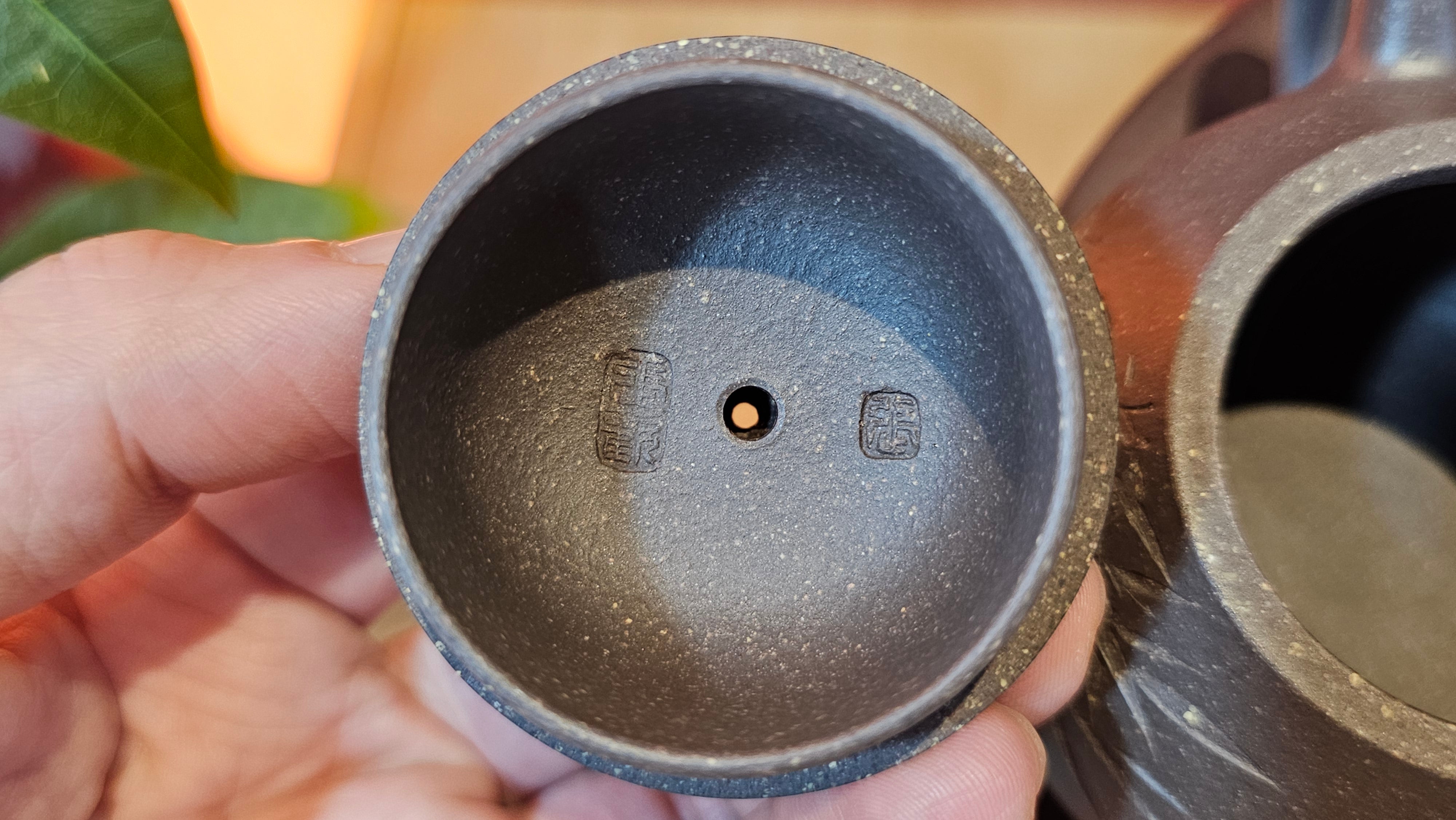 Du Zhi Hu《笃志壶》, 173.9ml, Hei Zi Ni 黑紫泥, by our Craftsman Zhang Huan 张欢, Calligraphy and Bamboos Engraving by Craftsman Yi Cheng 逸成。