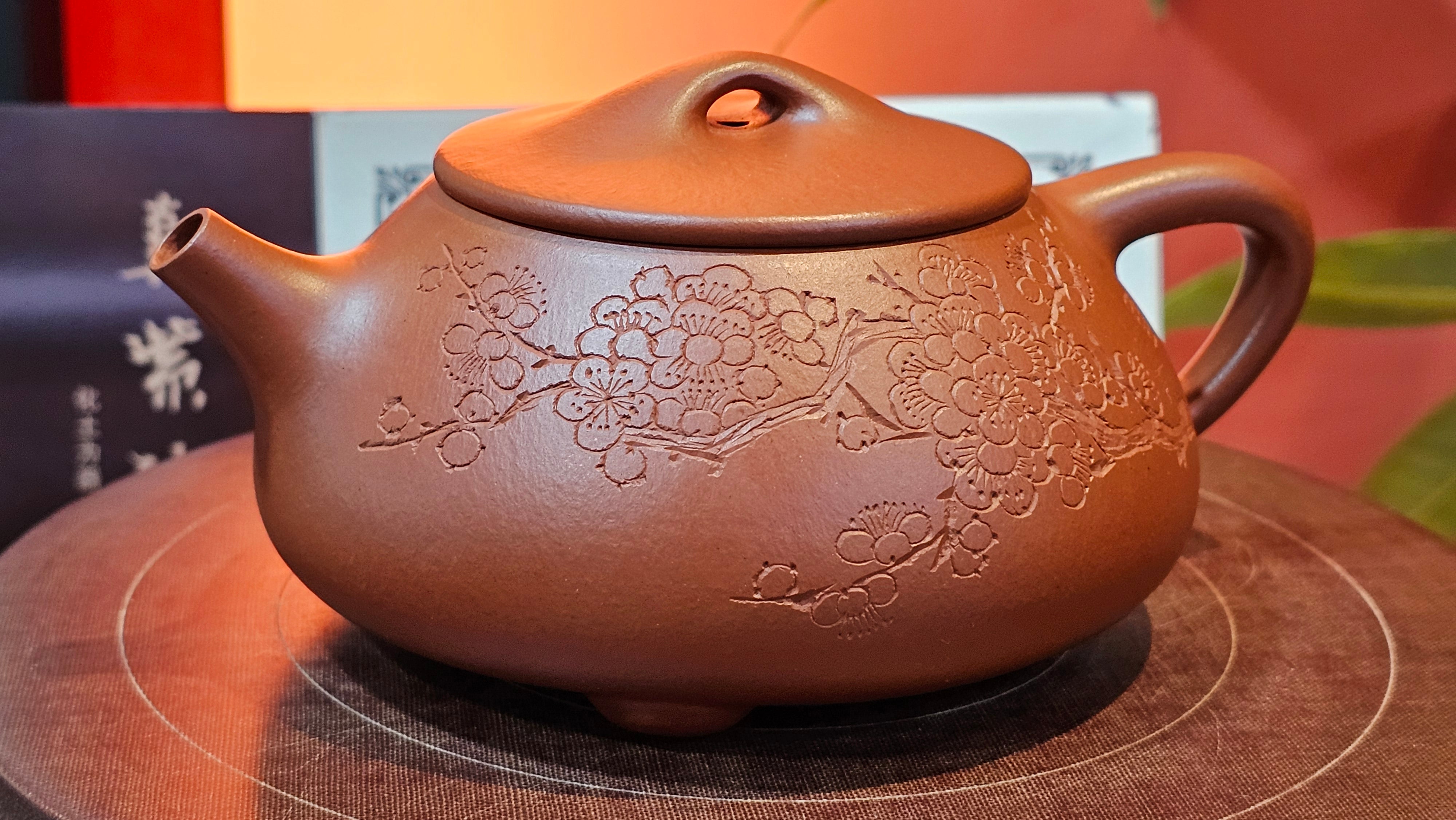 Jing Zhou Shi Piao 景舟石瓢, 276.3ml, Xiao Mei Yao Zhu Ni 小煤窑朱泥, by Craftsman Wang Xing 王兴; "暗香疏影" and Plum Blossoms Engraving by Craftsman Yi De Shu 一德书 ~!Congratulations to Prof A.G.! 0833hrs 10th August 2025! Long Beach, CA!